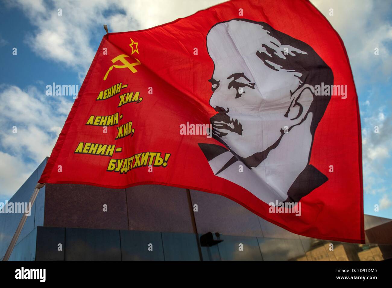 Drapeau rouge avec un portrait du chef de la révolution Vladimir Lénine et l'inscription «Lénine vécut, Lénine vit, et Lénine va toujours vivre» sur le fond du mausolée de Lénine sur la place Rouge au centre de Moscou, en Russie Banque D'Images