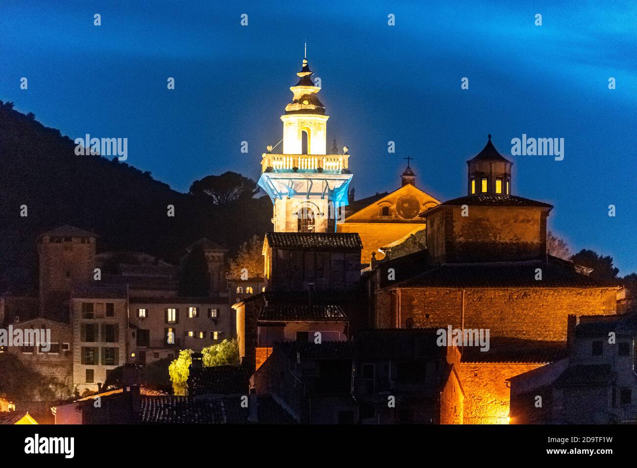 La ville de Valldemossa au coucher du soleil, l'heure bleue, l'une des plus belles villes d'Espagne. Banque D'Images