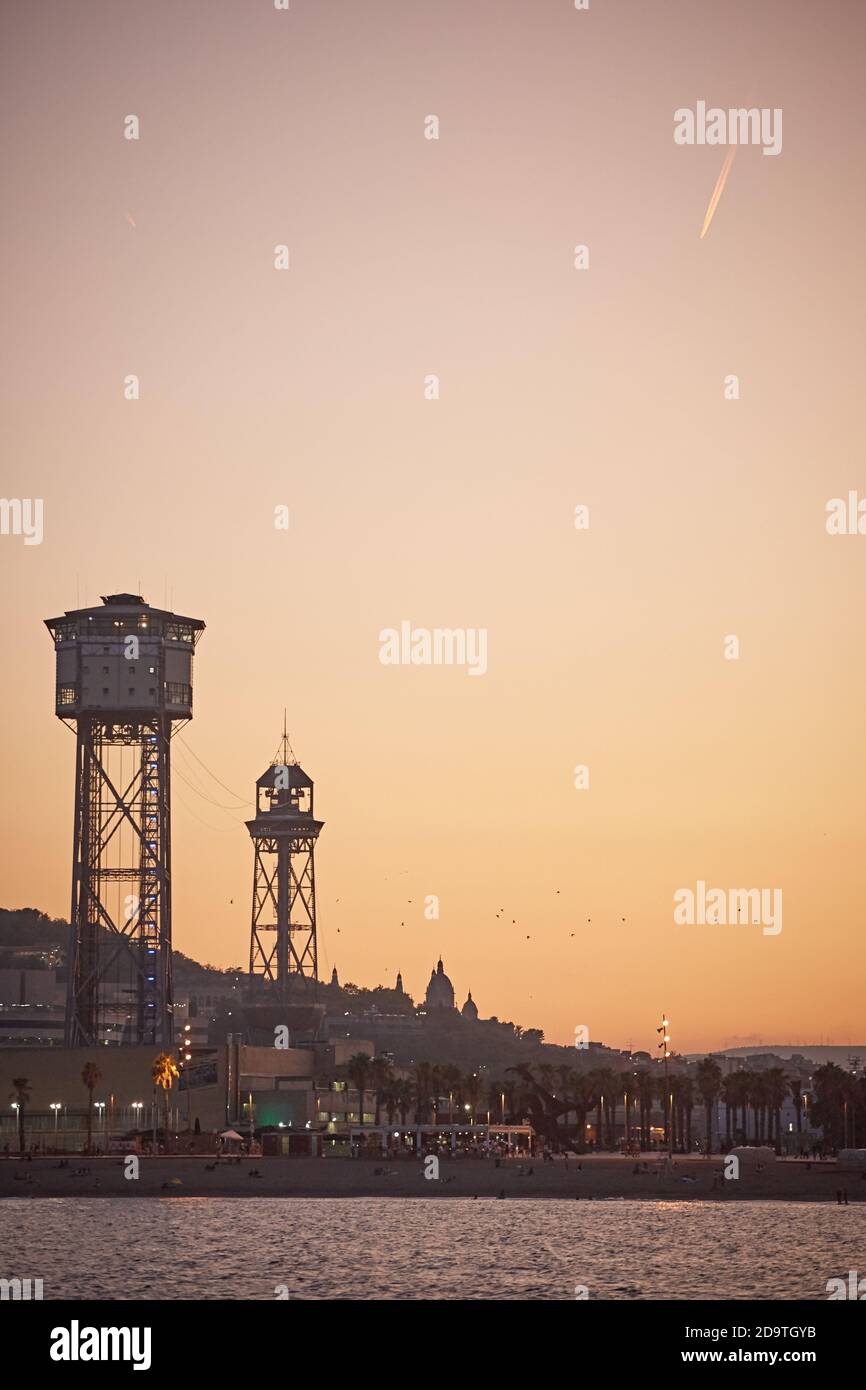 Barcelone, Espagne, septembre 2019. Tours de téléphérique qui traverse le port vu de la mer au coucher du soleil. Banque D'Images