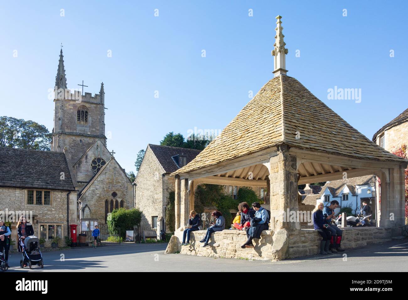 Market Cross et St Andrew's Church, Market Square, Castle Combe, Wiltshire, Angleterre, Royaume-Uni Banque D'Images