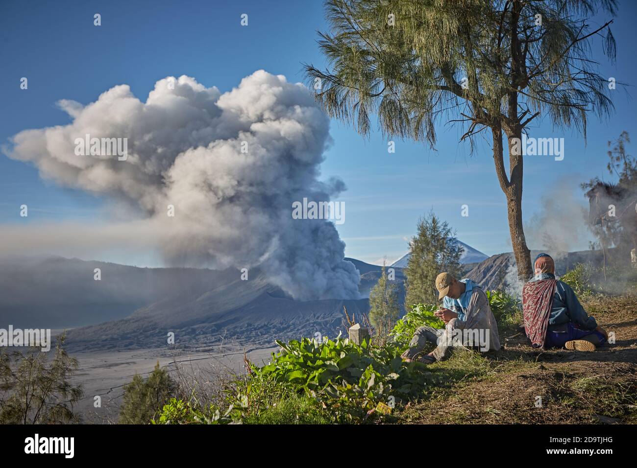 East Java, Indonésie, février 2016. Les gens regardent l'éruption du Mont Bromo, le volcan actif dans le parc national de Tengger Semeru. Banque D'Images