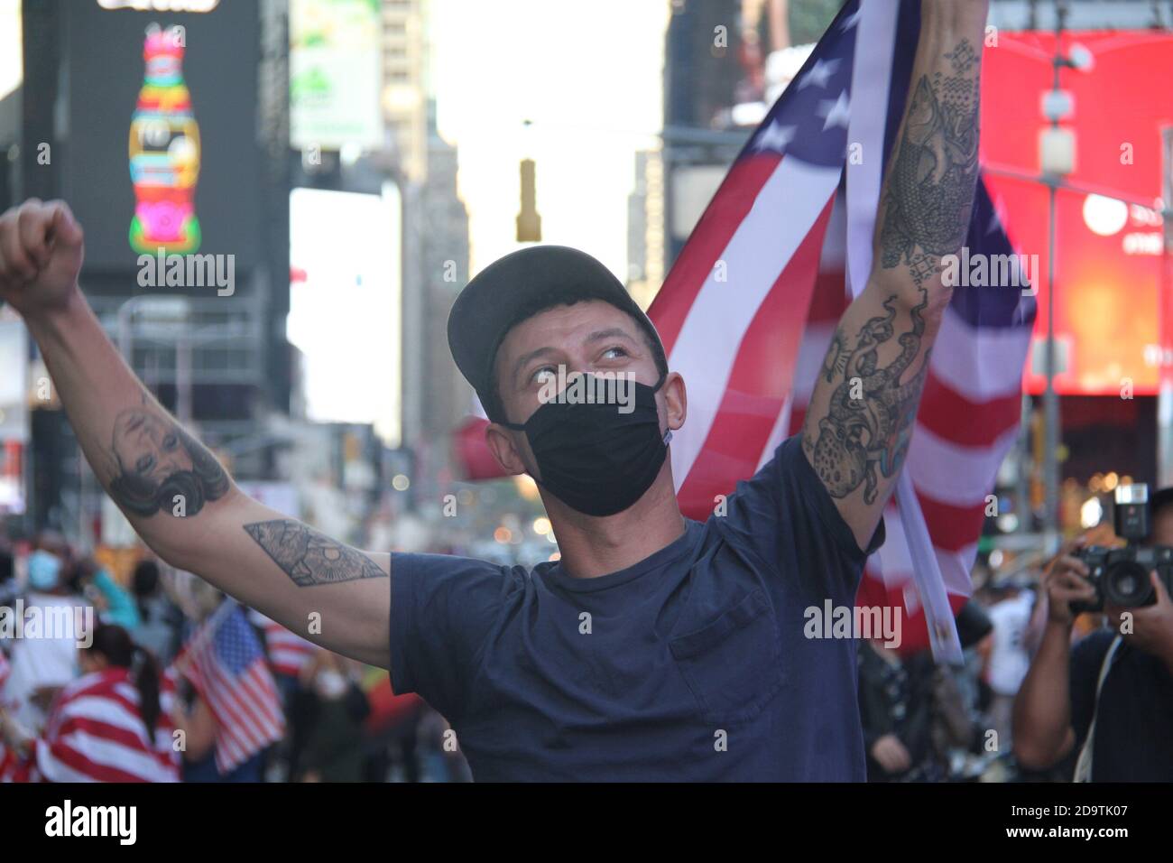 New York, États-Unis. 7 novembre 2020. (NOUVEAU) Times Square envahi par Joe Bidenâ‚ â â â â„ â â   supporters . 7 novembre 2020, New York, États-Unis: Les gens se sont réunis à Times Square, New York, pour célébrer la victoire de Joe Biden comme 46e président des États-Unis. Ils brûlent la casquette de Trumpââ‚ â„ â   MASA pendant qu'ils célèbrent. Crédit: Niyi Fote/TheNEWS2/ZUMA Wire/Alay Live News Banque D'Images