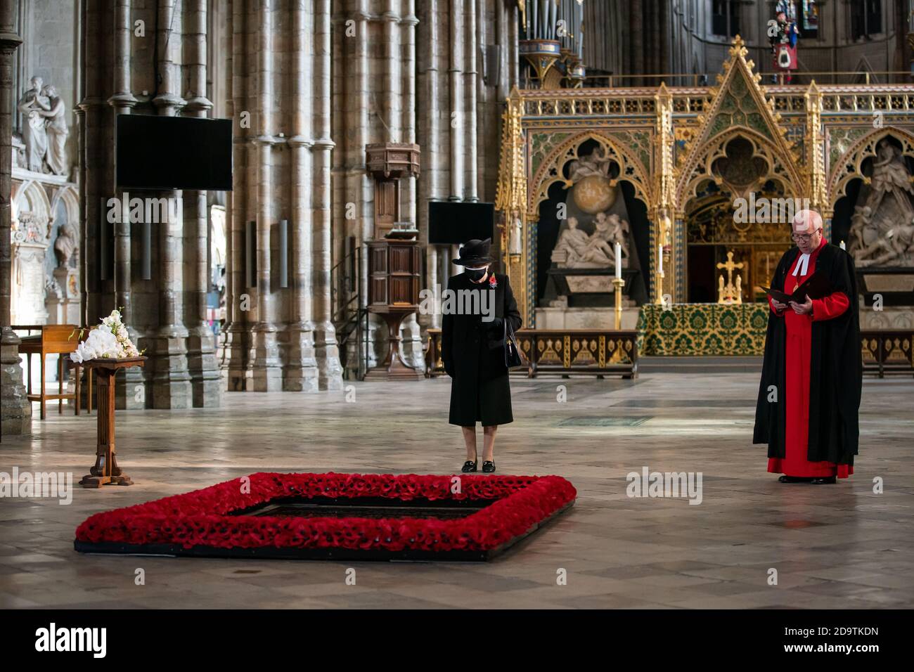 La reine Elizabeth II et le doyen de l'abbaye de Westminster David Hoyle lors d'une cérémonie à l'abbaye de Westminster à Londres pour marquer le centenaire de l'enterrement du guerrier inconnu. Banque D'Images
