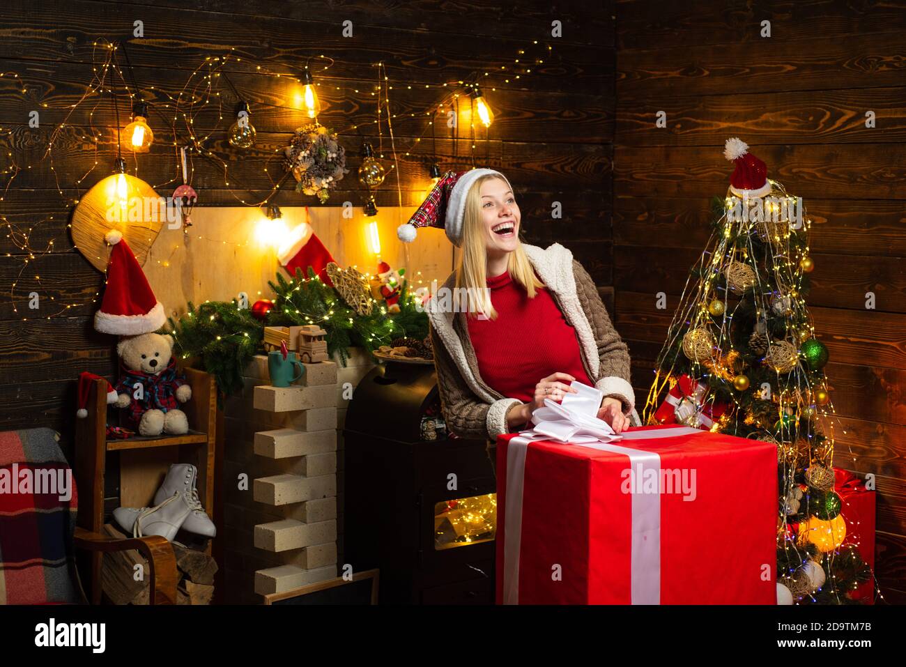 Belle femme blonde a reçu un cadeau de Noël géant boîte avec surprise à  l'intérieur. Noël. Vacances du nouvel an. Fêtez Noël à Photo Stock - Alamy