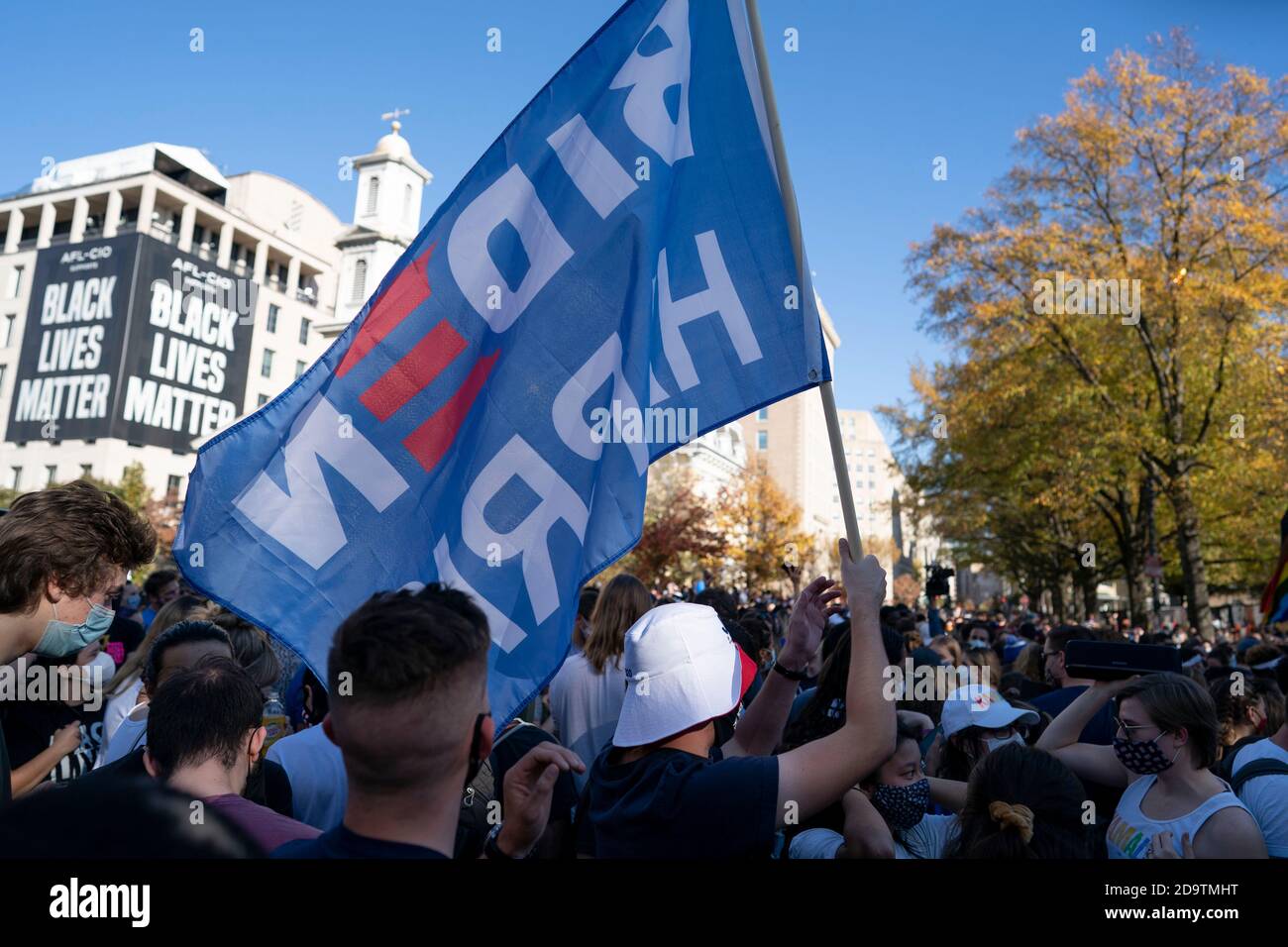 Washington, États-Unis. 7 novembre 2020. Les gens se rassemblent près de la Maison Blanche à Washington, DC, aux États-Unis, le 7 novembre 2020. Joe Biden, le candidat à la présidence démocrate des États-Unis, a été projeté samedi par plusieurs médias américains pour être le gagnant de l'élection de 2020. Le président en exercice Donald Trump a déclaré que l'élection était « loin d'être terminée », promettant de prendre des mesures juridiques. Credit: Liu Jie/Xinhua/Alay Live News Banque D'Images