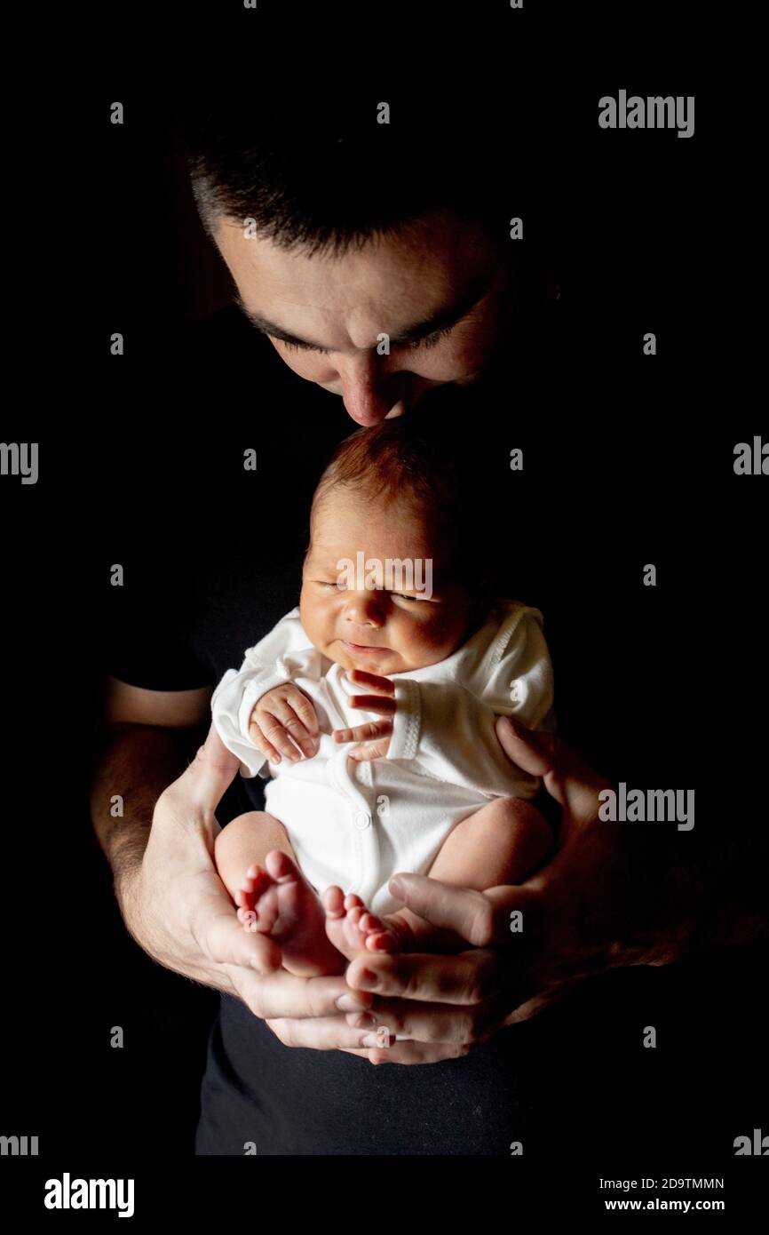Pere Tenant Son Fils De 15 Jours Dans La Main Sur Fond Noir Bebe Couche Sur Son Pere Photo Stock Alamy Pere Tenant Son Fils De 15 Jours Dans La Main Sur Fond Noir Bebe Couche Sur Son Pere Photo Stock Alamy