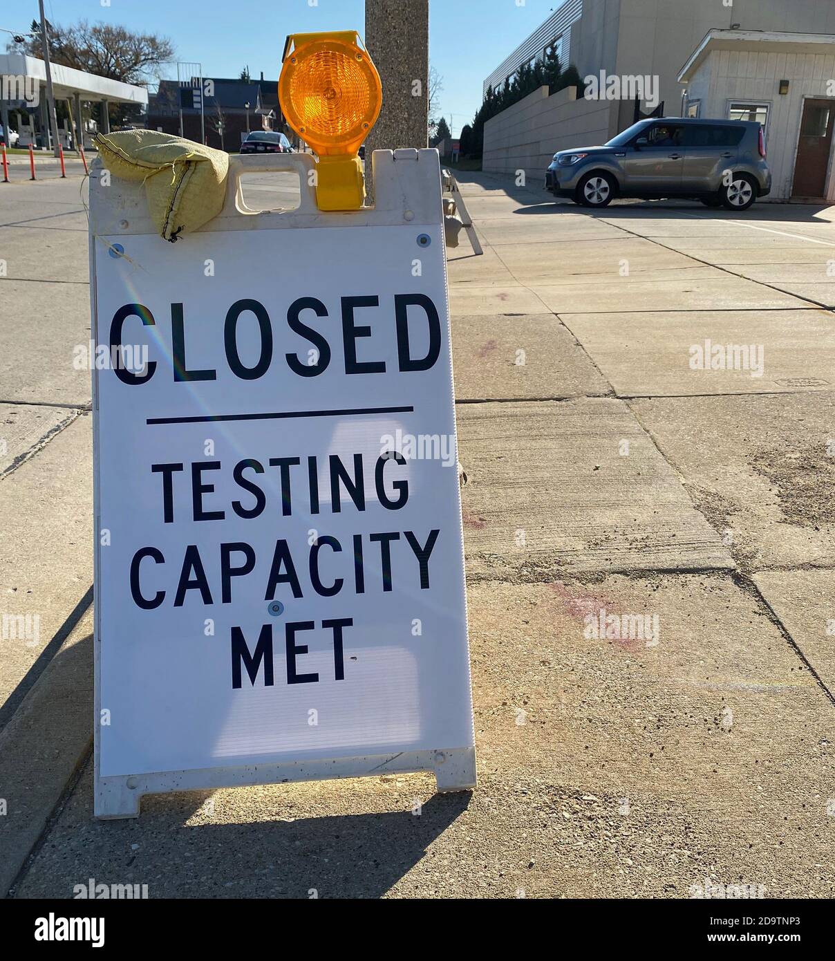 South Milwaukee, Wisconsin, États-Unis. 7 novembre 2020. Comme le reste des infections à coronavirus continuent à souffrir dans le Wisconsin, un panneau dans un centre de tests dans le sud de Milwaukee, Wisconsin samedi 7 novembre 2020 proclame qu'aucun autre test ne peut être effectué ce jour-là parce que le site, à droite, a été rempli à la capacité de test. (Image de crédit : © Mark HertzbergZUMA Wire) Banque D'Images