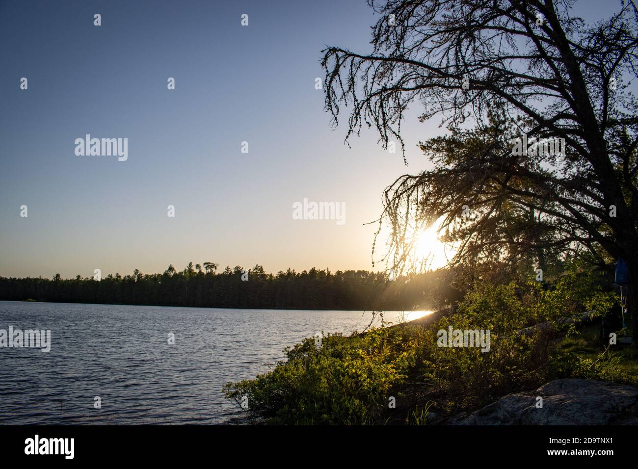 Coucher de soleil sur une île à Boundary Waters Canoe Area Banque D'Images