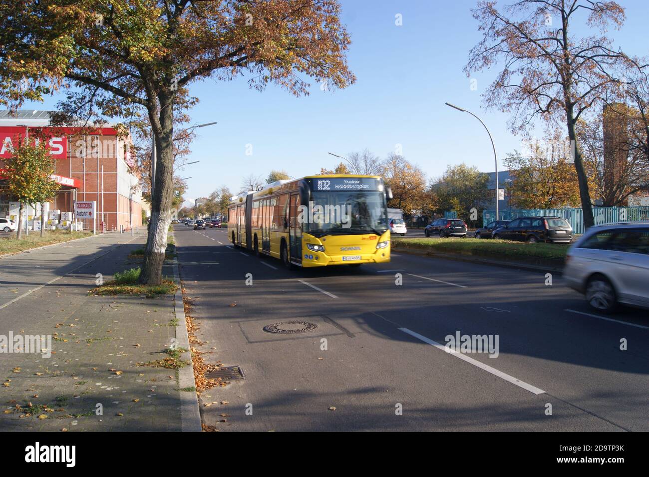 O-bus: Auf dem Brunsbütteler Damm in Berlin-Spandau sollen zukünftig Oberleitungsbusse fahren. Banque D'Images