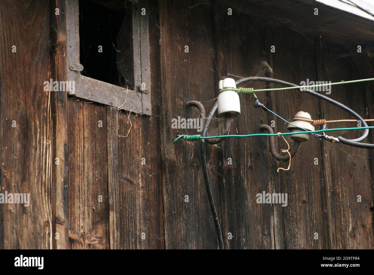 Connexions électriques de style ancien à l'extérieur d'une maison dans la campagne roumaine. Boutons en céramique utilisés comme isolants. Banque D'Images