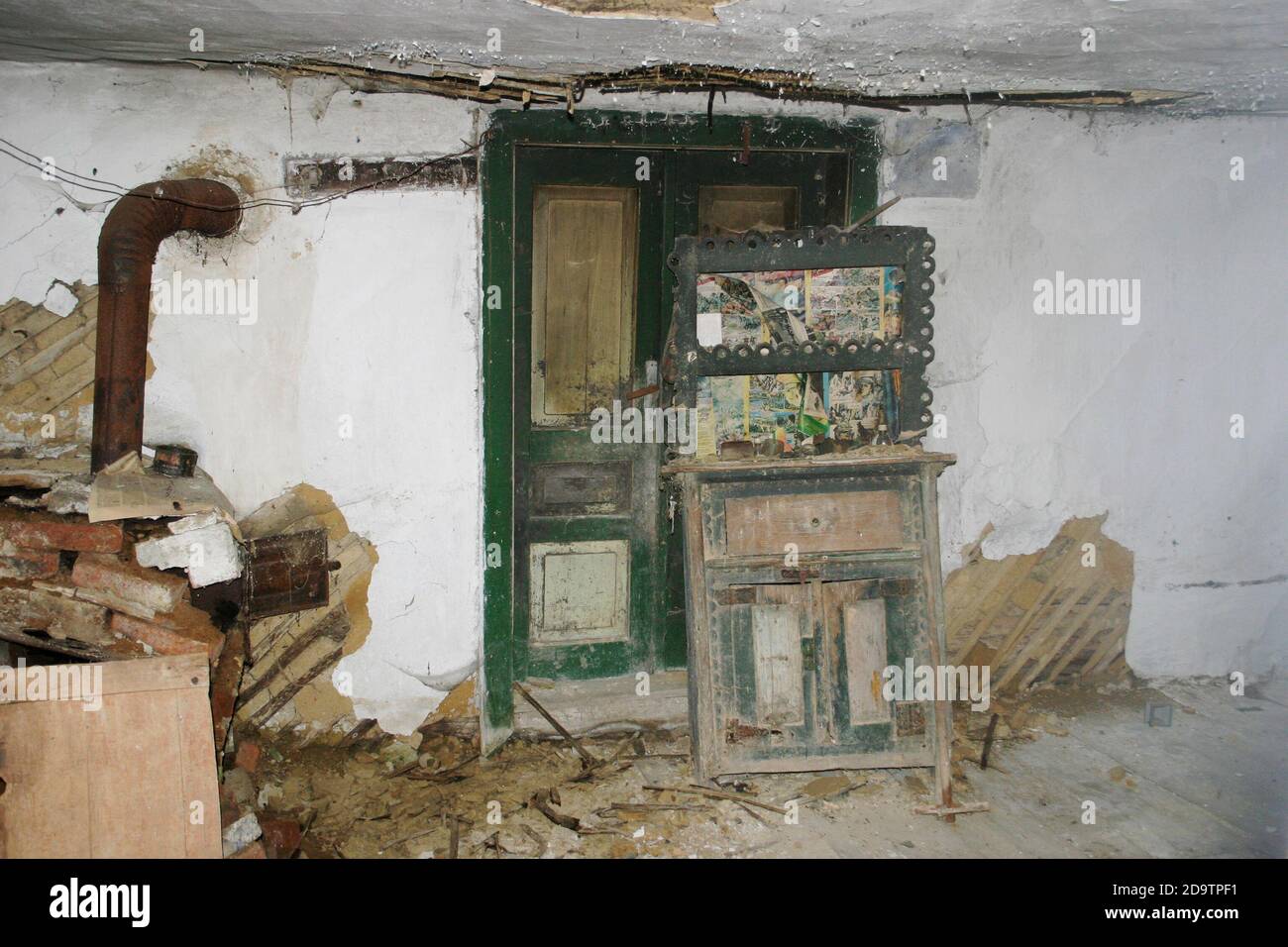 Hateg pays, Roumanie. Intérieur d'une ancienne maison abandonnée en train de tomber en morceaux. Banque D'Images