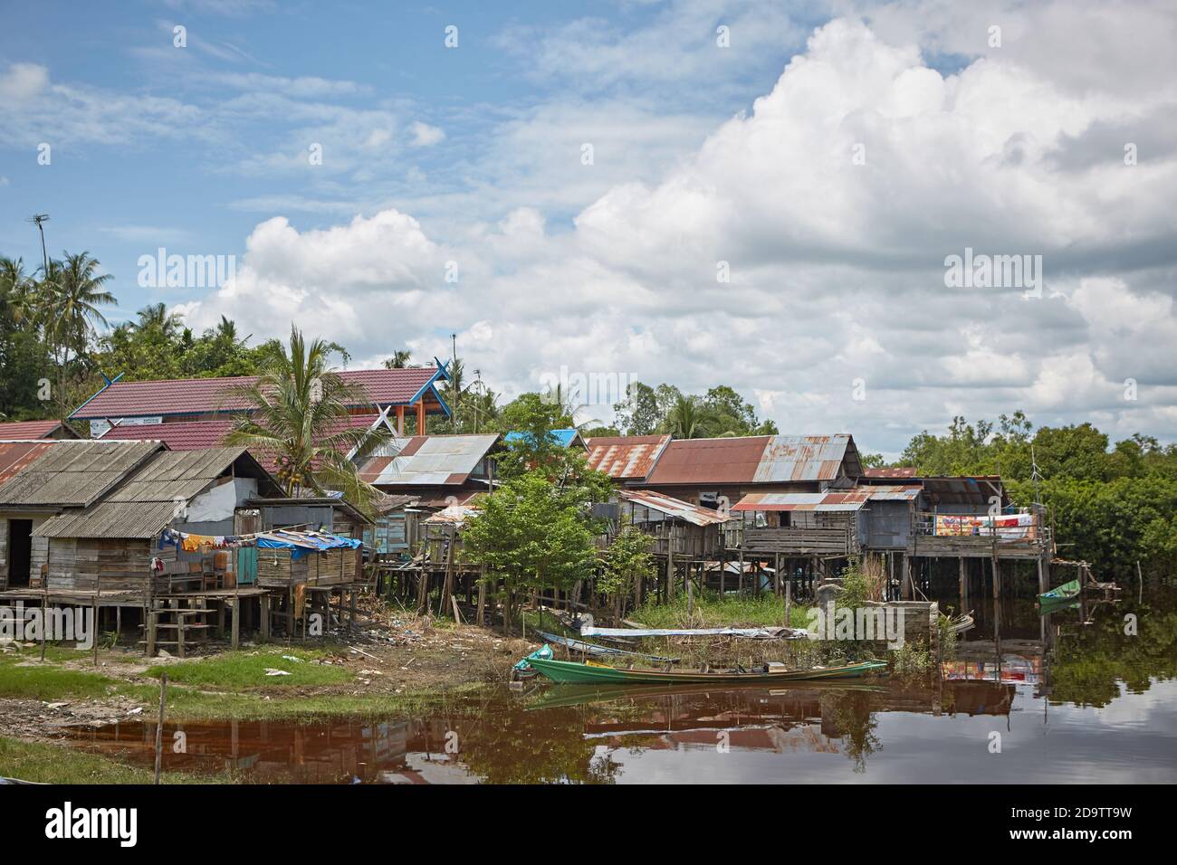 Palangka Raya, Kalimantan, Indonésie, février 2016. Maisons en bois construites sur la rivière à l'extérieur de la ville. Banque D'Images