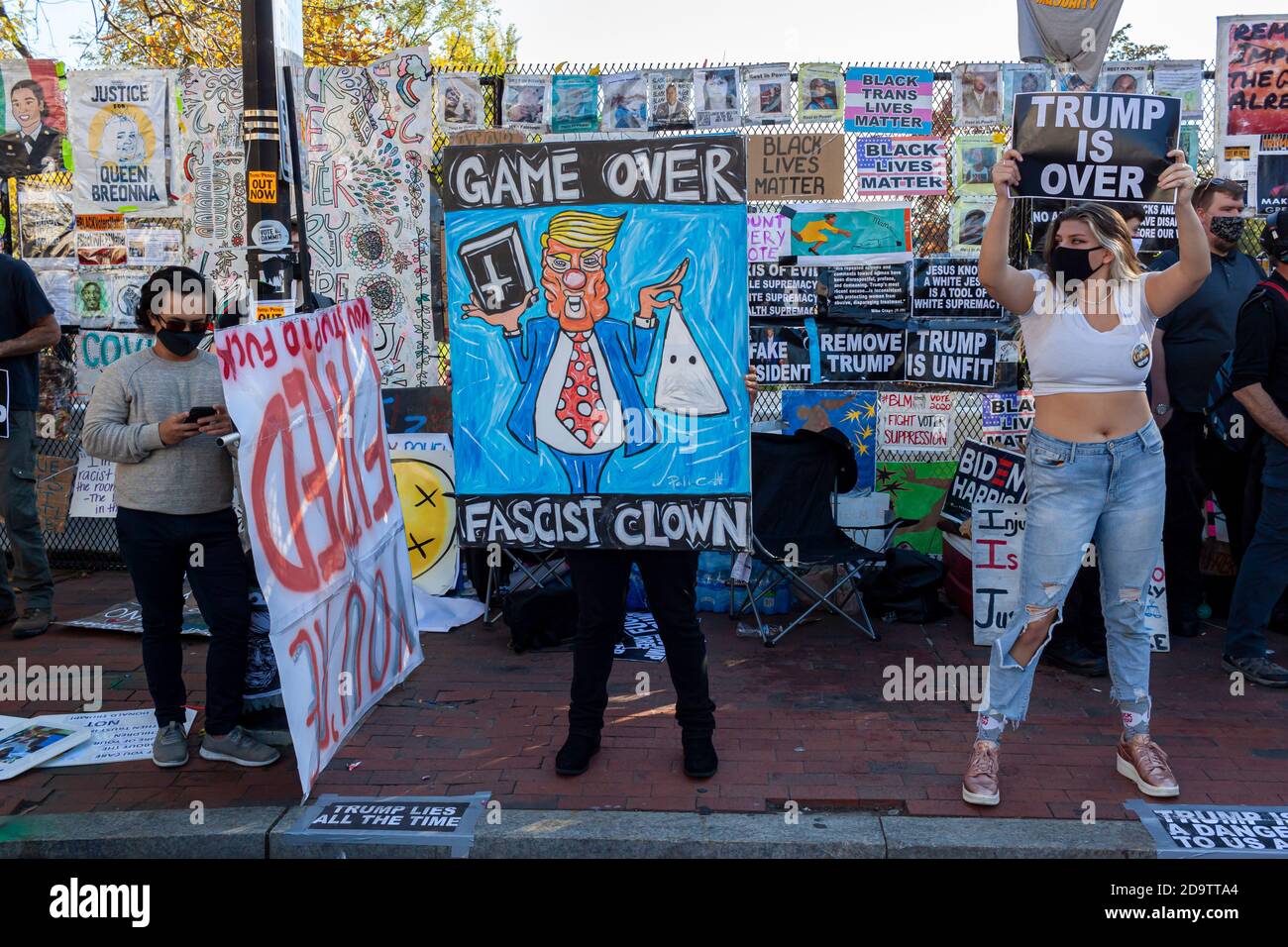 Washington DC, États-Unis 11/06/2020: La foule s'est rassemblée sur Black Lives Matter Plaza près de la Maison Blanche proteste Donald Trump tout en célébrant les résultats de la Banque D'Images
