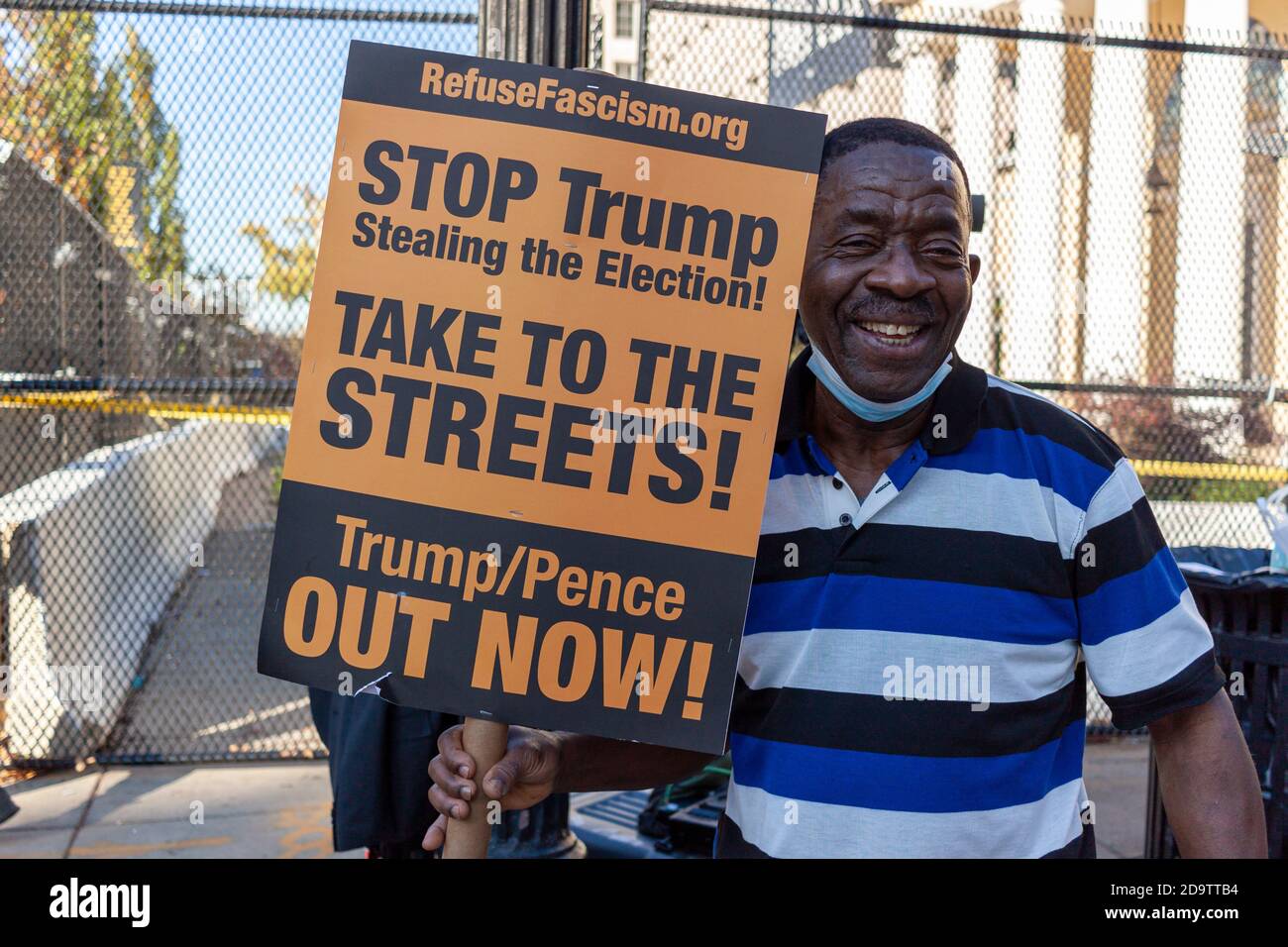 Washington DC, États-Unis, 11/06/2020: Après les élections, les manifestants anti-Trump organisent des manifestations sur Black Lives Matter Plaza, près de la Maison Blanche. Une Afrique Banque D'Images