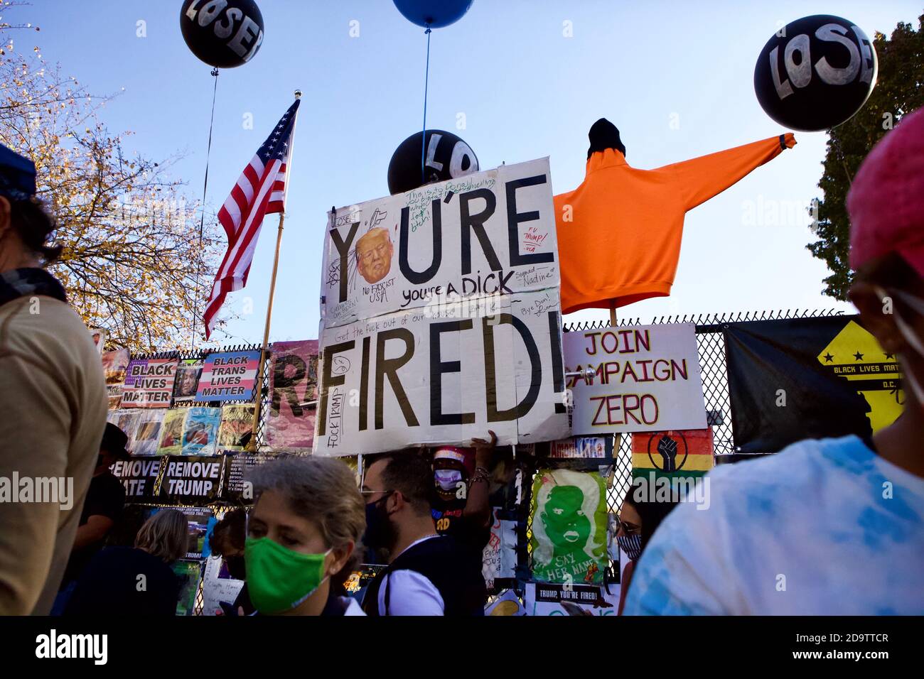 Washington, DC, Etats-Unis, 7 novembre 2020. Sur la photo : un fervent adversaire de Trump avait un énorme signe qui disait « vous êtes tiré ! » À Lafayette Square, à l'un des plus grands partis de rue de l'histoire de la ville majoritairement démocrate. Des milliers de Washingtoniens et de partisans de Biden / Harris sont venus à la Maison Blanche / Black Lives Matter Plaza et à d'autres endroits du centre-ville pour célébrer la victoire de Biden sur Trump et l'élection de la première vice-présidente féminine dans l'histoire du pays. Crédit : Allison C Bailey/Alay Live News Banque D'Images