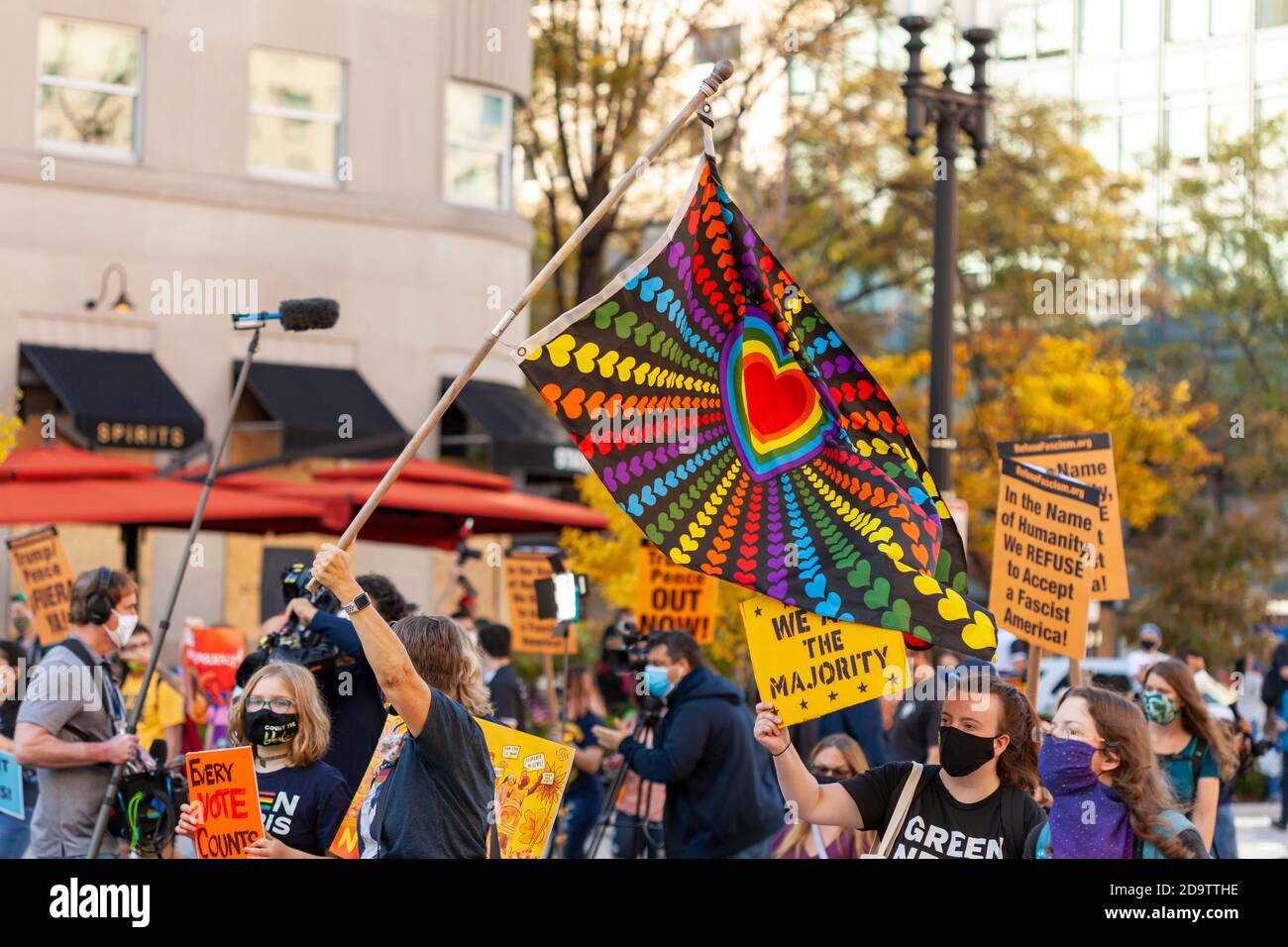 Washington DC, États-Unis 11/06/2020: Un groupe de militants des droits gays se joint à la foule près de la Maison Blanche pour protester contre les actions du président Trump pour empêcher vote co Banque D'Images