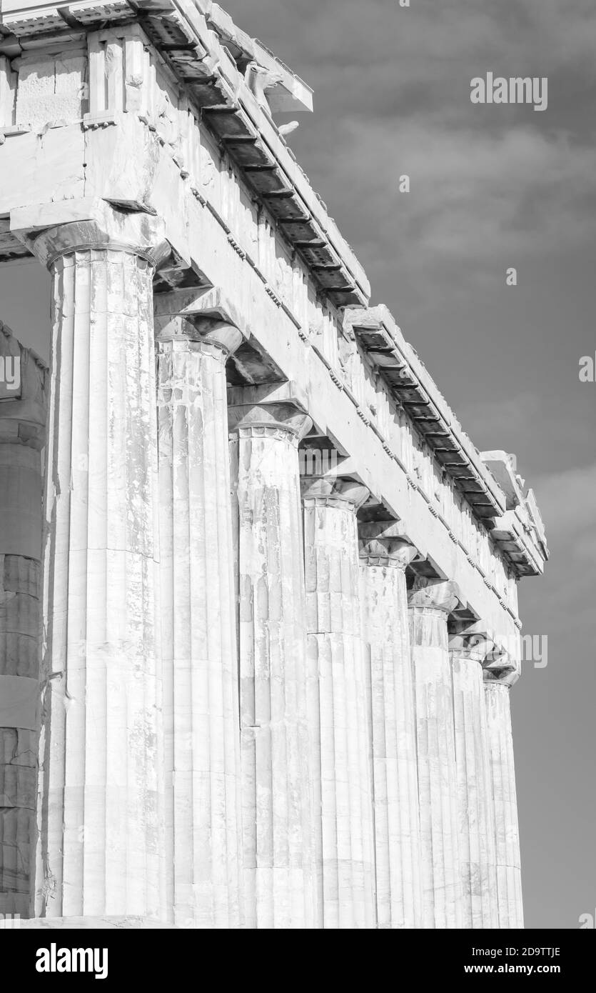 Image monochrome des colonnes du Parthennon à la verticale format Banque D'Images