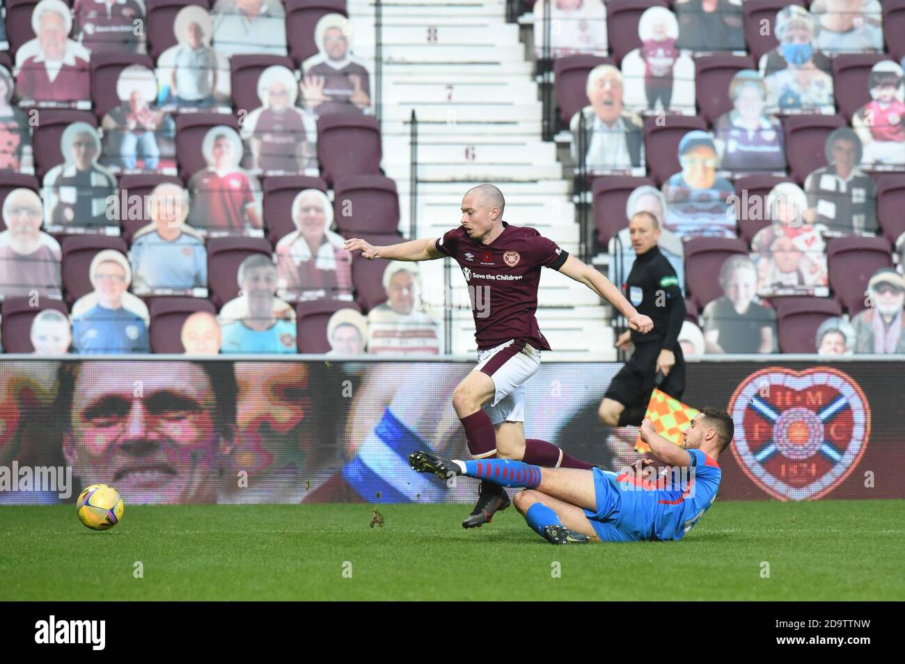 Tynecastle Park, Édimbourg, Écosse. Royaume-Uni 7 novembre 20. Scottish Championship Match .Hearts v Inverness CT Pic shows image of Hearts l'ancien capitaine Marius Zaliukas (décédé le 31 octobre 20) à l'âge tragiquement jeune de 36 ans après avoir lutté contre la maladie de Nuerone de moteur.) tandis que Hearts Craig Wighton élude l'attaque de Robbie Deans de CT d'Inverness. Crédit : eric mccowat/Alay Live News Banque D'Images