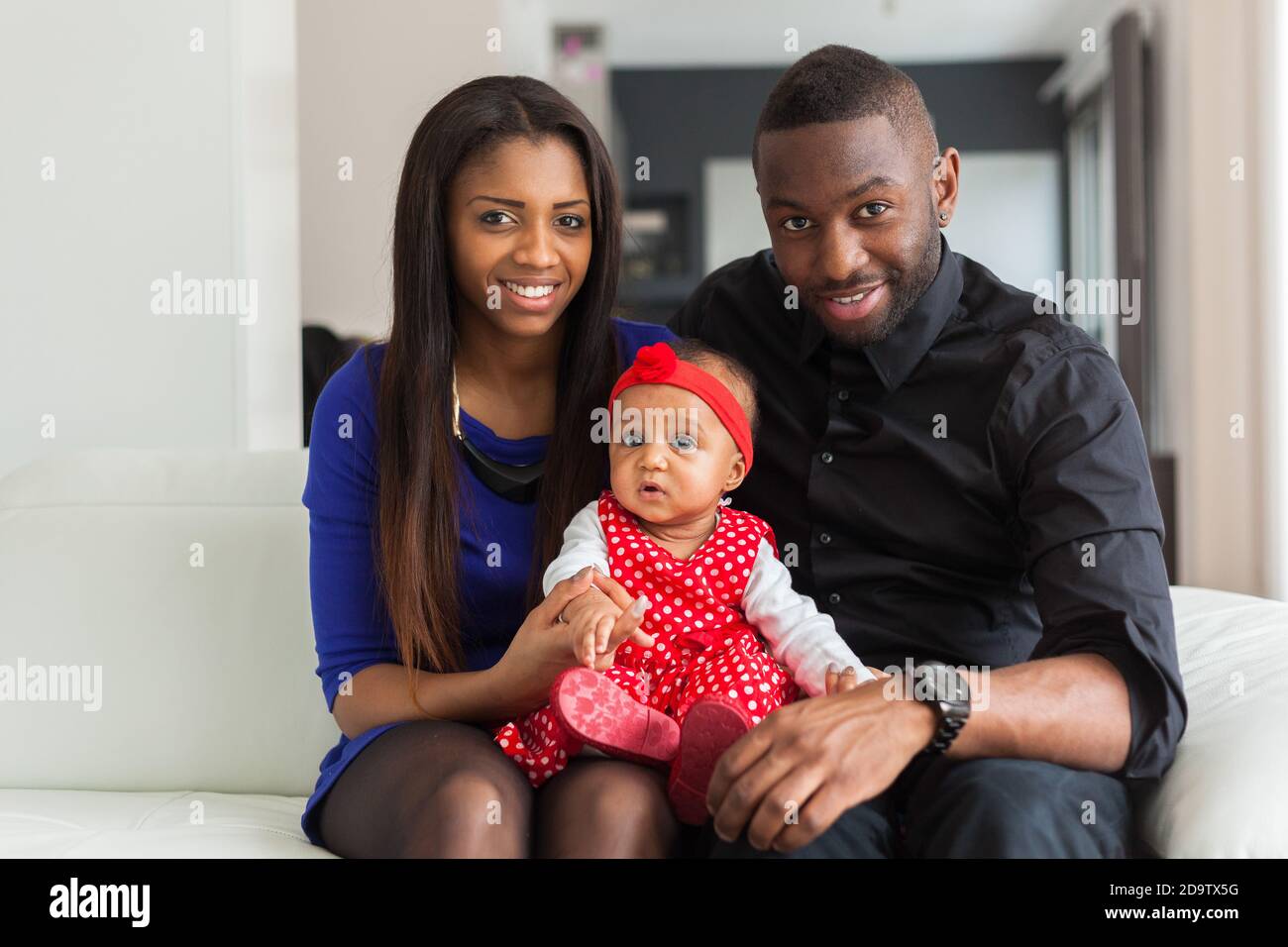 Portrait D Un Jeune Couple Avec Son Bebe Photo Stock Alamy