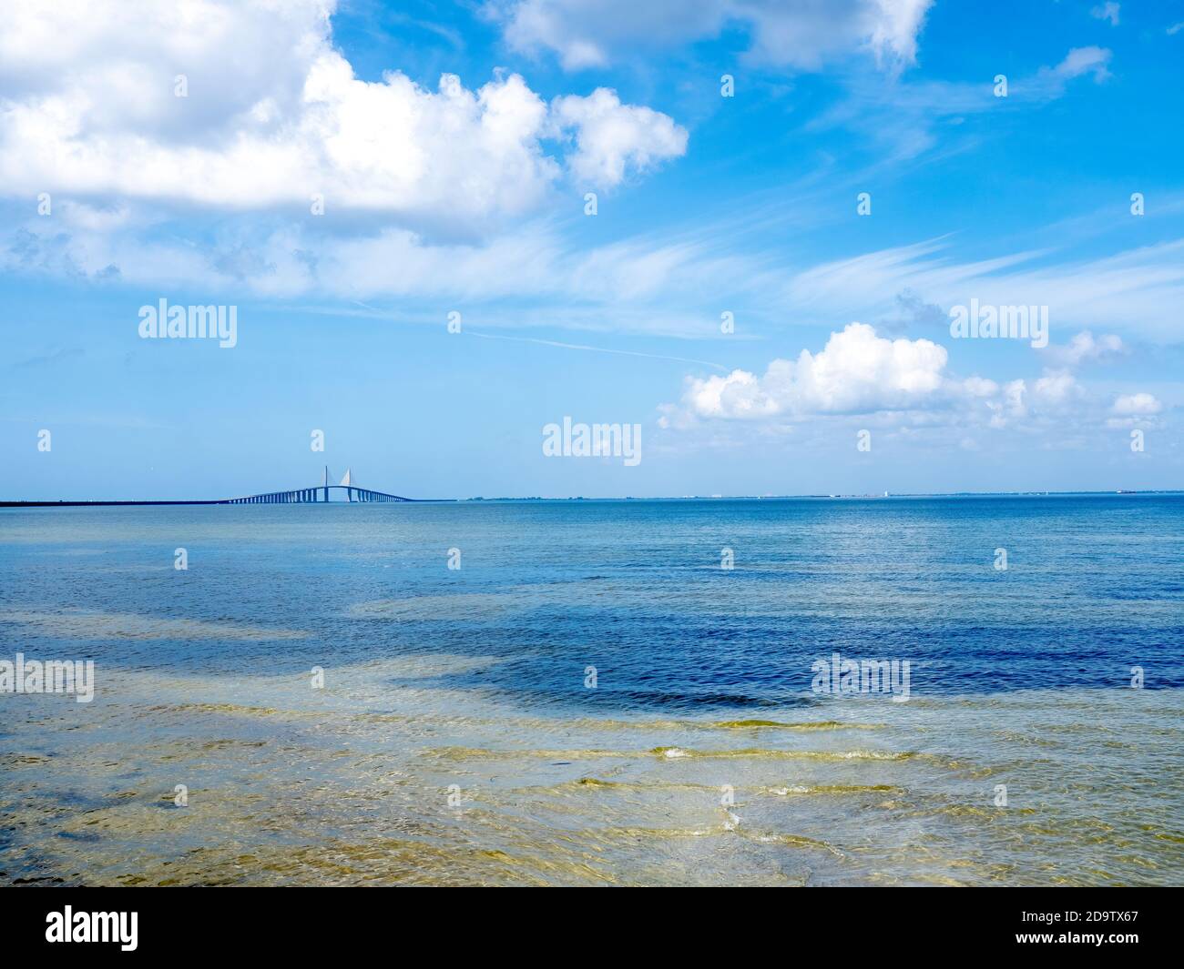 Le pont Bob Graham Sunshine Skyway Bridge enjambant la baie de Tampa inférieure reliant Saint-Pétersbourg, Floride à Terra CEIA Floride aux États-Unis Banque D'Images