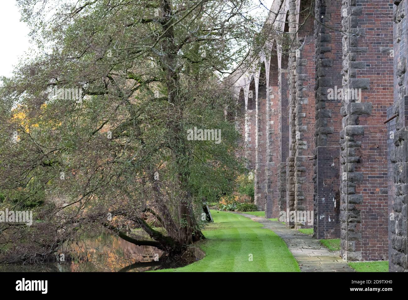 Kilver court Gardens, jardin au bord du lac historique situé sous le viaduc victorien de Charlton, photographié en automne avec des feuilles qui se transforment en couleur. Banque D'Images