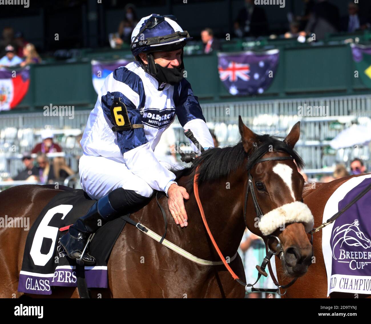 Lexington, États-Unis. 07th nov. 2020. Jockey Tom Eaves Riding Glass Slipper célèbre la victoire de Breeders Cup Turf Sprint à Keeneland, le samedi 7 novembre 2020 à Lexington, Kentucky. Photo de John Sommers II/UPI crédit: UPI/Alay Live News crédit: UPI/Alay Live News Banque D'Images