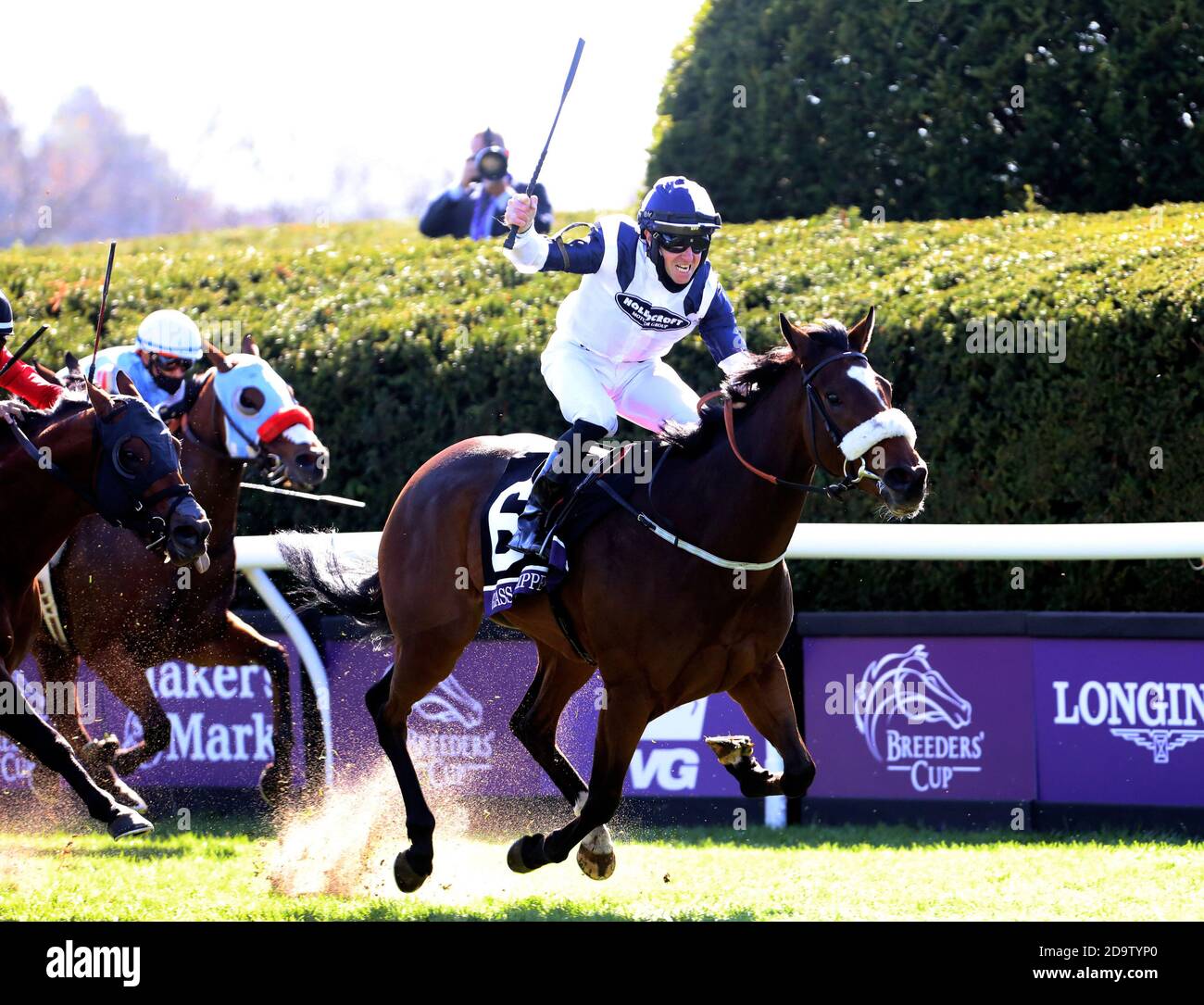 Lexington, États-Unis. 07th nov. 2020. Jockey Tom Eaves Riding Glass Slipper remporte le Breeders Cup Turf Sprint à Keeneland, le samedi 7 novembre 2020 à Lexington, Kentucky. Photo de John Sommers II/UPI crédit: UPI/Alay Live News crédit: UPI/Alay Live News Banque D'Images