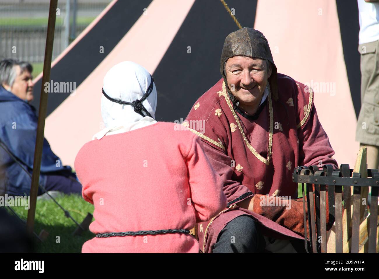 Homme vêtu de vêtements de réacteur médiéval lors d'un événement historique lors d'un festival à Arbroath, en Écosse. Banque D'Images