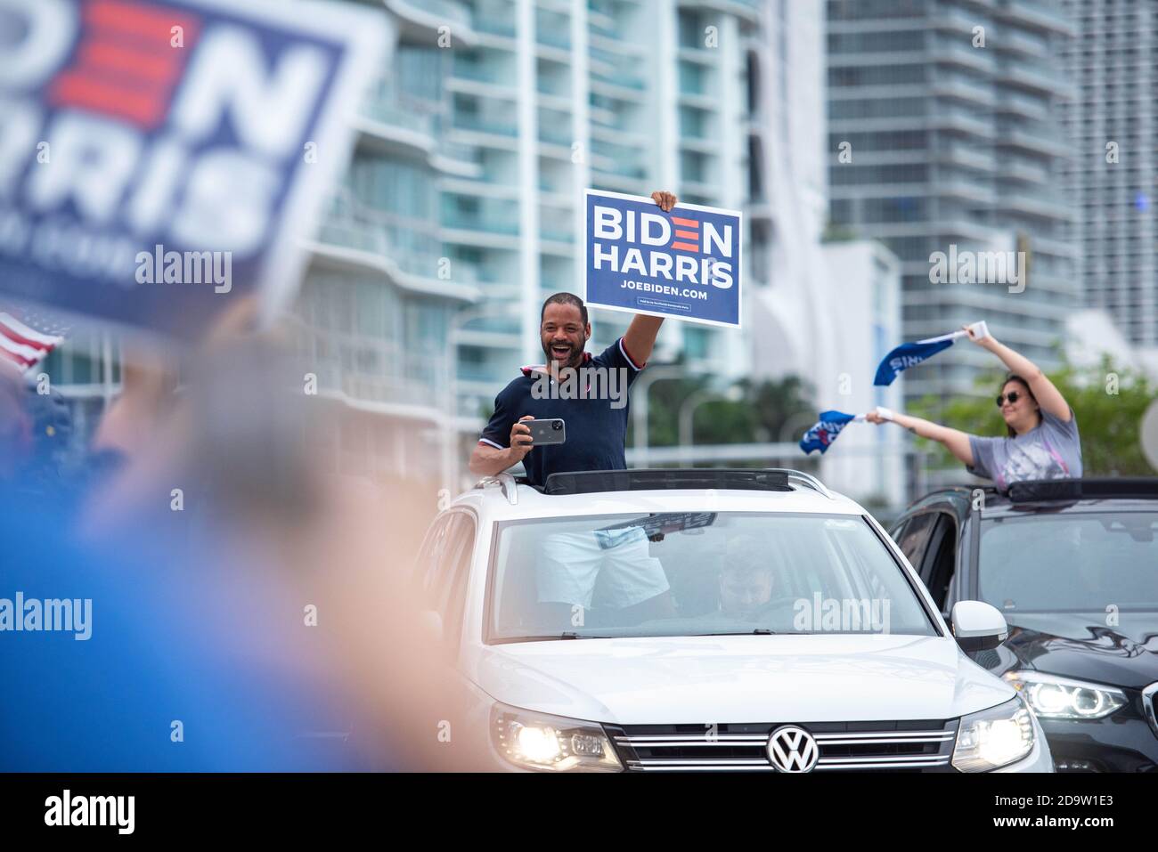 Miami, Floride, États-Unis. 7 novembre 2020. Les partisans du président élu Joseph R. Biden Jr. Dansent dans les rues de Miami pour célébrer sa victoire à l'élection 2020 Credit: ORIT Ben-Ezzer/ZUMA Wire/Alay Live News Banque D'Images