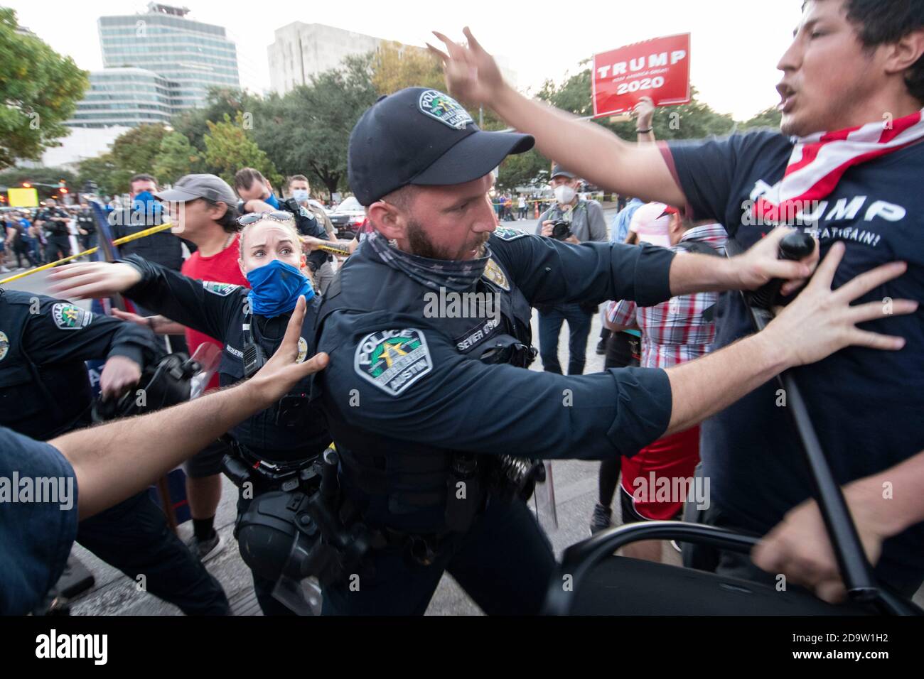 Austin, Texas, États-Unis. 07th nov. 2020. Un policier d'Austin sépare les manifestants en groupes célébrant la victoire électorale de Joe Biden lors d'un affrontement avec des partisans de Trump au Capitole du Texas où la police d'Austin et les troopers du Texas ont essayé de garder les deux à l'écart. La protestation a été de quelques centaines après que Biden a été déclaré vainqueur pour le président des États-Unis le 7 novembre 2020. Crédit : Bob Daemmrich/Alay Live News Banque D'Images