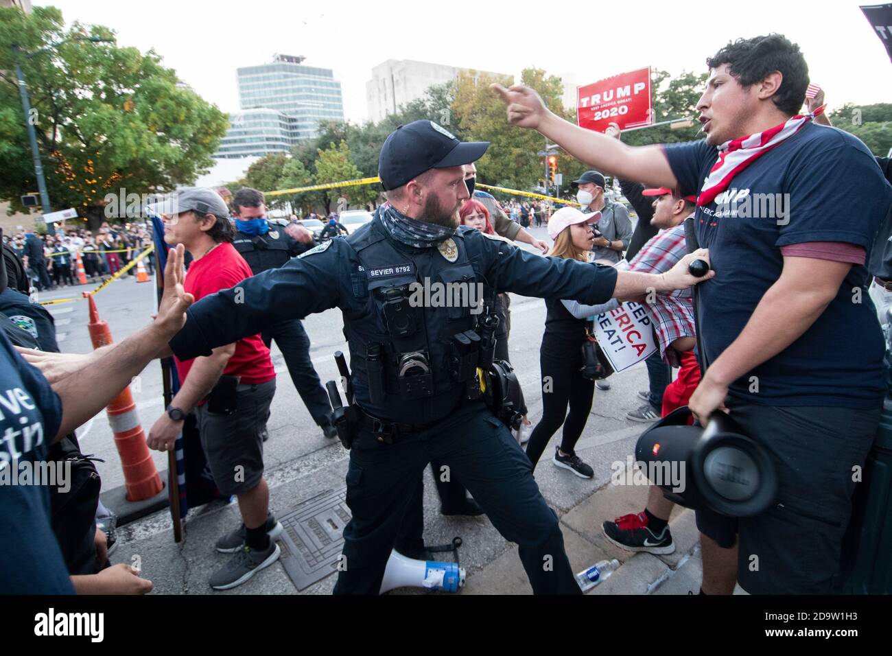 Austin, Texas, États-Unis. 07th nov. 2020. Un policier d'Austin sépare les manifestants en groupes célébrant la victoire électorale de Joe Biden lors d'un affrontement avec des partisans de Trump au Capitole du Texas où la police d'Austin et les troopers du Texas ont essayé de garder les deux à l'écart. La protestation a été de quelques centaines après que Biden a été déclaré vainqueur pour le président des États-Unis le 7 novembre 2020. Crédit : Bob Daemmrich/Alay Live News Banque D'Images