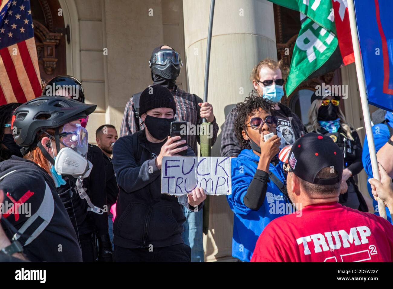 Lansing, Michigan, États-Unis - 7 novembre 2020 - UN petit groupe de militants de Black Lives Matter ont été confrontés aux partisans du président Trump qui protestaient contre les résultats des élections au capitole de l'État du Michigan. Malgré les individus des deux côtés qui portent des armes à feu, les échanges entre les deux côtés étaient seulement verbaux. Les partisans de Trump ont affirmé que les élections étaient volées. Crédit : Jim West/Alay Live News Banque D'Images