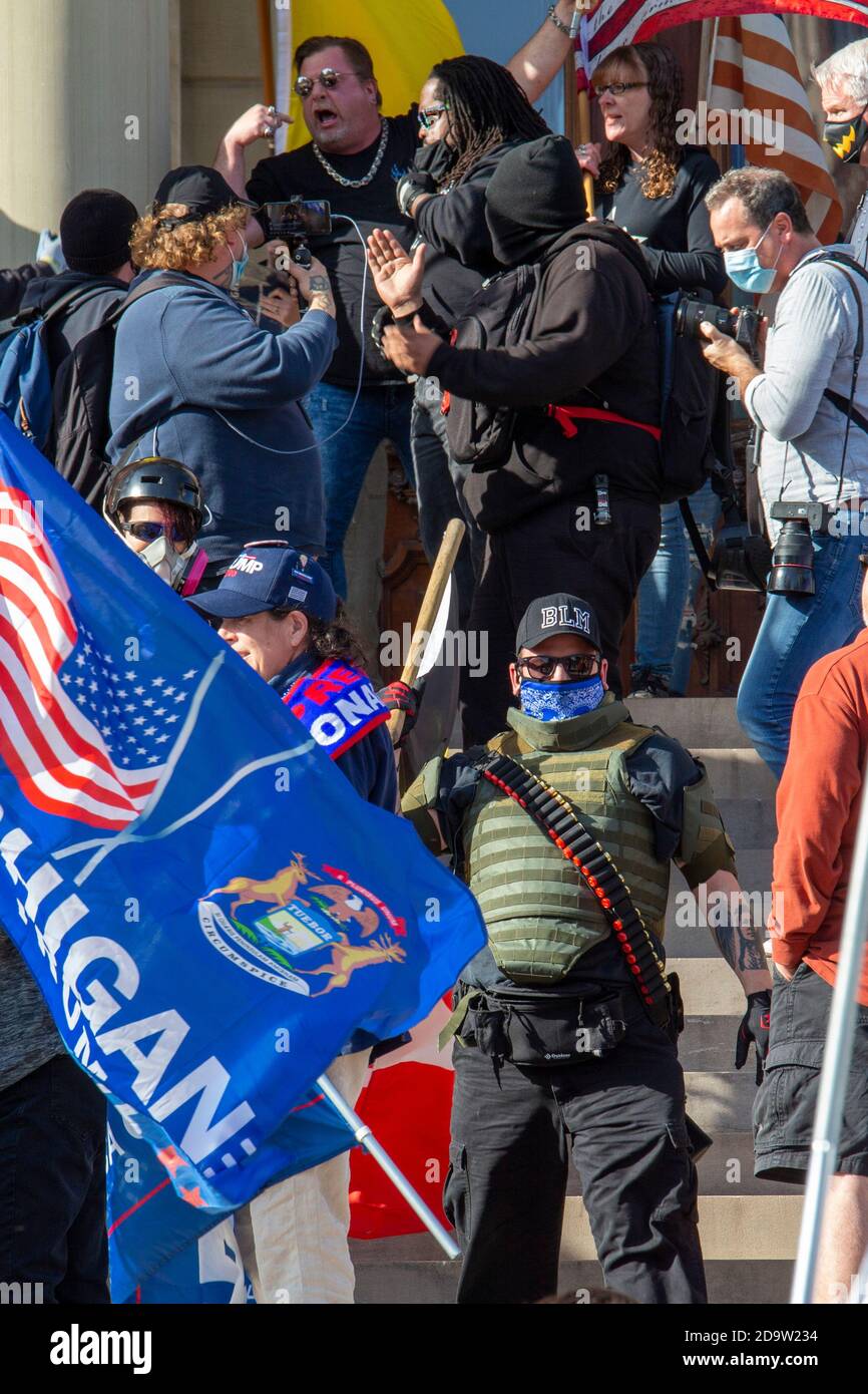 Lansing, Michigan, États-Unis - 7 novembre 2020 - UN petit groupe de militants de Black Lives Matter ont été confrontés aux partisans du président Trump qui protestaient contre les résultats des élections au capitole de l'État du Michigan. Malgré les individus des deux côtés qui portent des armes à feu, les échanges entre les deux côtés étaient seulement verbaux. Les partisans de Trump ont affirmé que les élections étaient volées. Crédit : Jim West/Alay Live News Banque D'Images