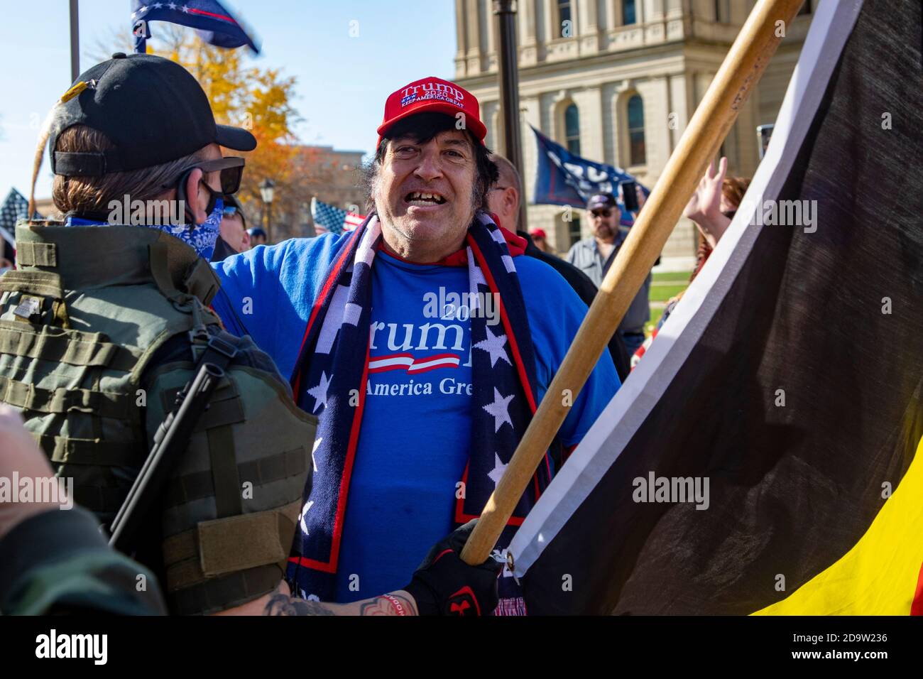 Lansing, Michigan, États-Unis - 7 novembre 2020 - UN petit groupe de militants de Black Lives Matter ont été confrontés aux partisans du président Trump qui protestaient contre les résultats des élections au capitole de l'État du Michigan. Malgré les individus des deux côtés qui portent des armes à feu, les échanges entre les deux côtés étaient seulement verbaux. Les partisans de Trump ont affirmé que les élections étaient volées. Crédit : Jim West/Alay Live News Banque D'Images