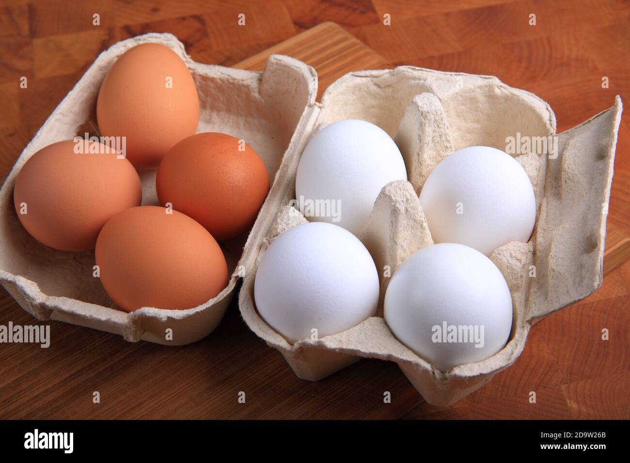 Œufs blancs et bruns biologiques dans un panier à œufs en carton recyclé Banque D'Images