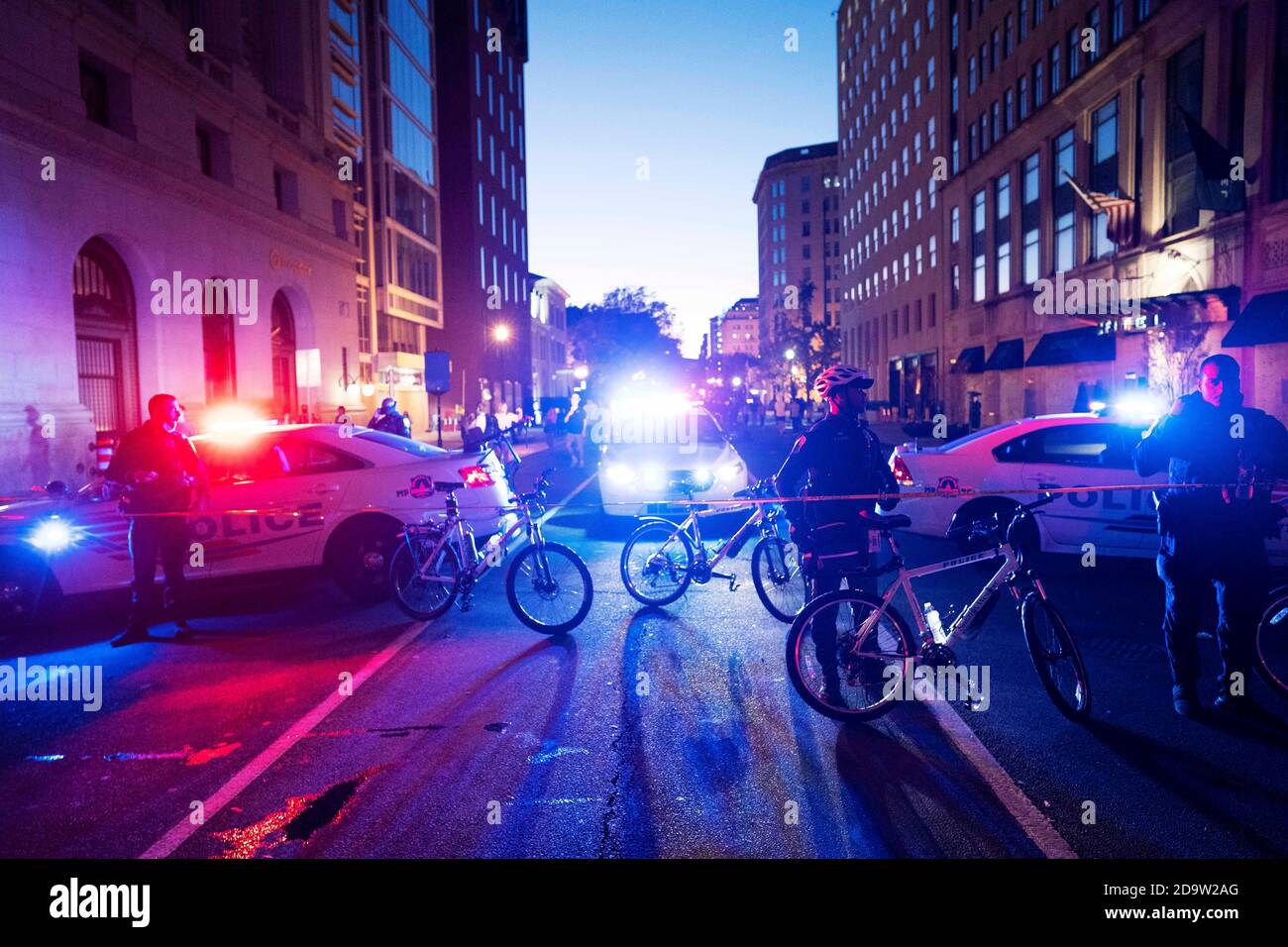 Washington, États-Unis. 8 novembre 2020. La police reste alerte près de la Maison Blanche à Washington, DC, aux États-Unis, le 7 novembre 2020. Joe Biden, le candidat à la présidence démocrate des États-Unis, a été projeté samedi par plusieurs médias américains pour être le gagnant de l'élection de 2020. Le président en exercice Donald Trump a déclaré que l'élection était « loin d'être terminée », promettant de prendre des mesures juridiques. Credit: Liu Jie/Xinhua/Alay Live News Banque D'Images