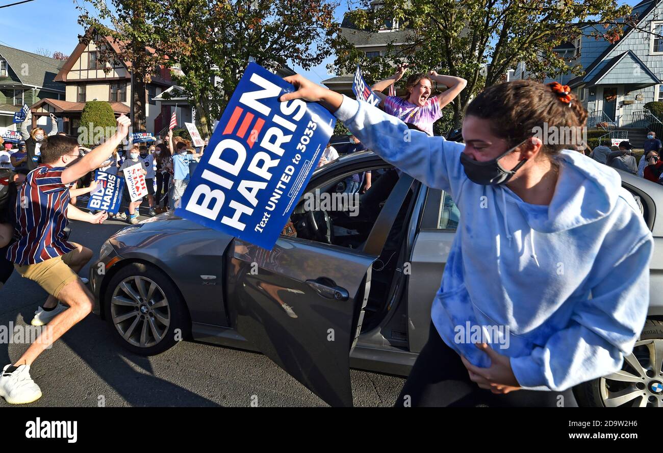 Les jeunes sont vus danser dans la rue tout en célébrant l'élection de Joe Biden au président à l'extérieur de sa maison d'enfance à Scranton.Joe Biden est né et a grandi à Scranton, il a visité lundi sa maison d'enfance et a laissé un message sur le mur de la chambre familiale. Les partisans sont venus chez eux sur North Washington Street à Scranton après que Biden ait remporté les élections, un flux constant de voitures en train de sonner, de acclamations et de danser à l'extérieur de sa maison. Banque D'Images