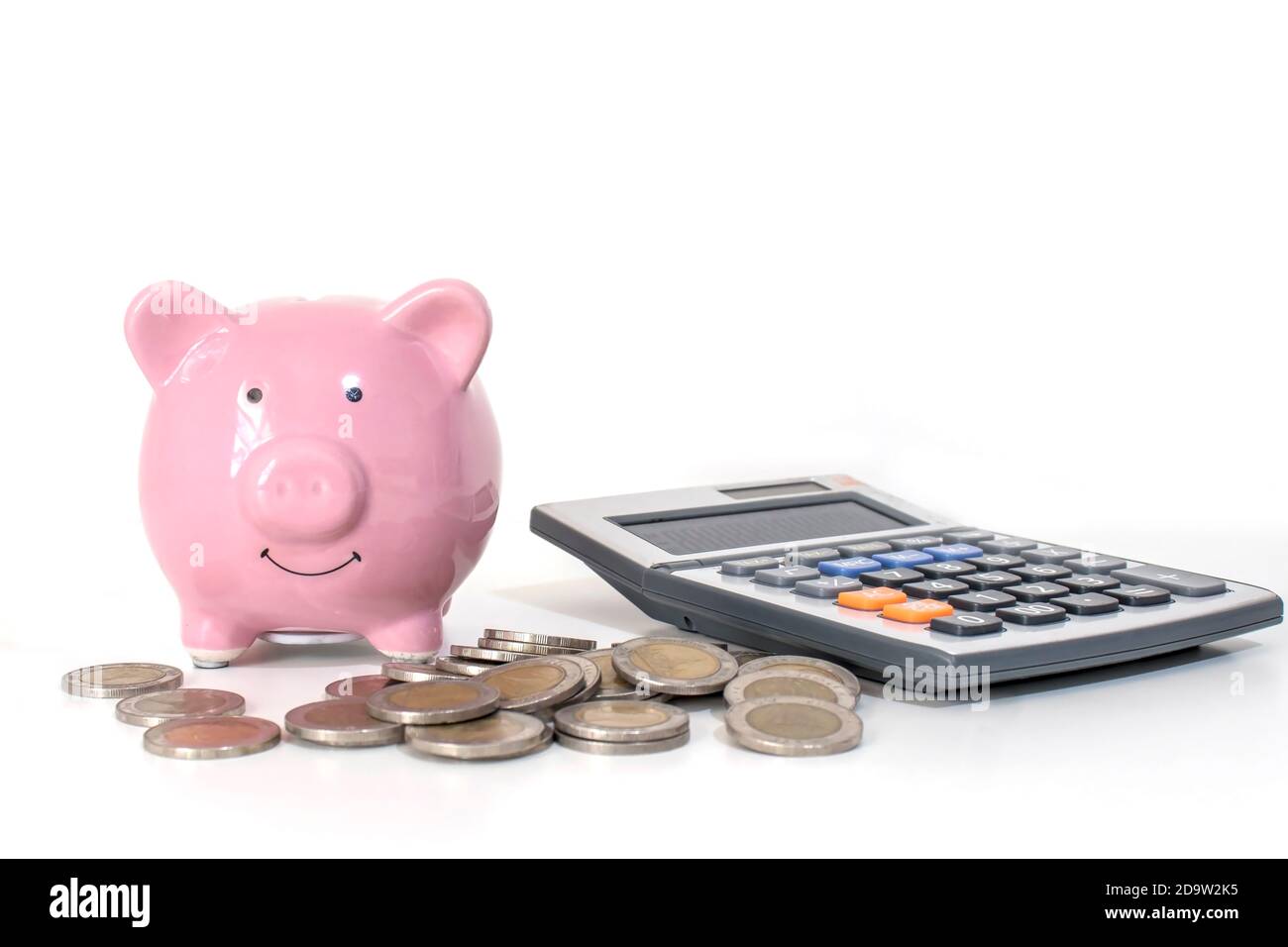 Banque de porc rose avec argent et calculatrice sur fond blanc, finance et concept d'économie d'argent. Banque D'Images
