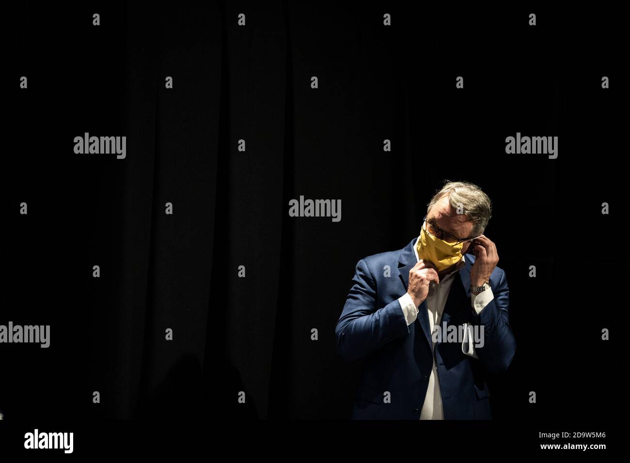 Le ministre de la Santé de Victoria Martin Foley porte un masque facial lors d'une conférence de presse.le premier ministre Daniel Andrews a confirmé la limite de 25 kilomètres à Melbourne et la « bague d'acier » séparant la ville de la région de Victoria sera levée, dans le cadre de l'assouplissement généralisé des restrictions dans l'état. Les restrictions seront levées à partir de 11 h 59 ce soir. Banque D'Images