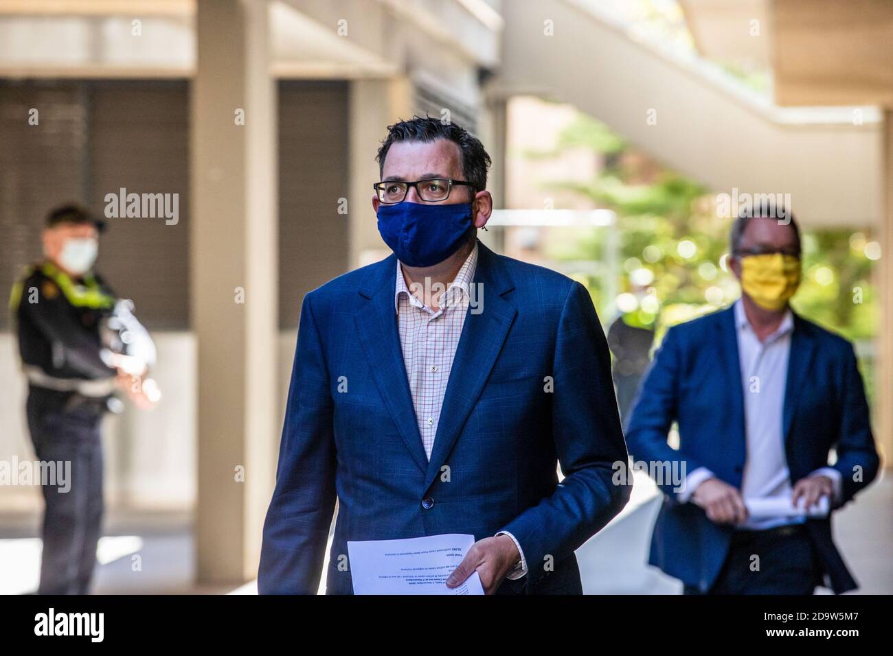 Le premier ministre Daniel Andrews et le ministre de la Santé de Victoria Martin Foley arrivent à la Chambre du Parlement pour assister à une conférence de presse. Le premier ministre Daniel Andrews a confirmé la limite de voyage de 25 kilomètres à Melbourne et l'anneau d'acier séparant la ville de la région de Victoria sera levé, dans le cadre de l'assouplissement généralisé des restrictions dans l'État. Les restrictions seront levées à partir de 11 h 59 ce soir. Banque D'Images