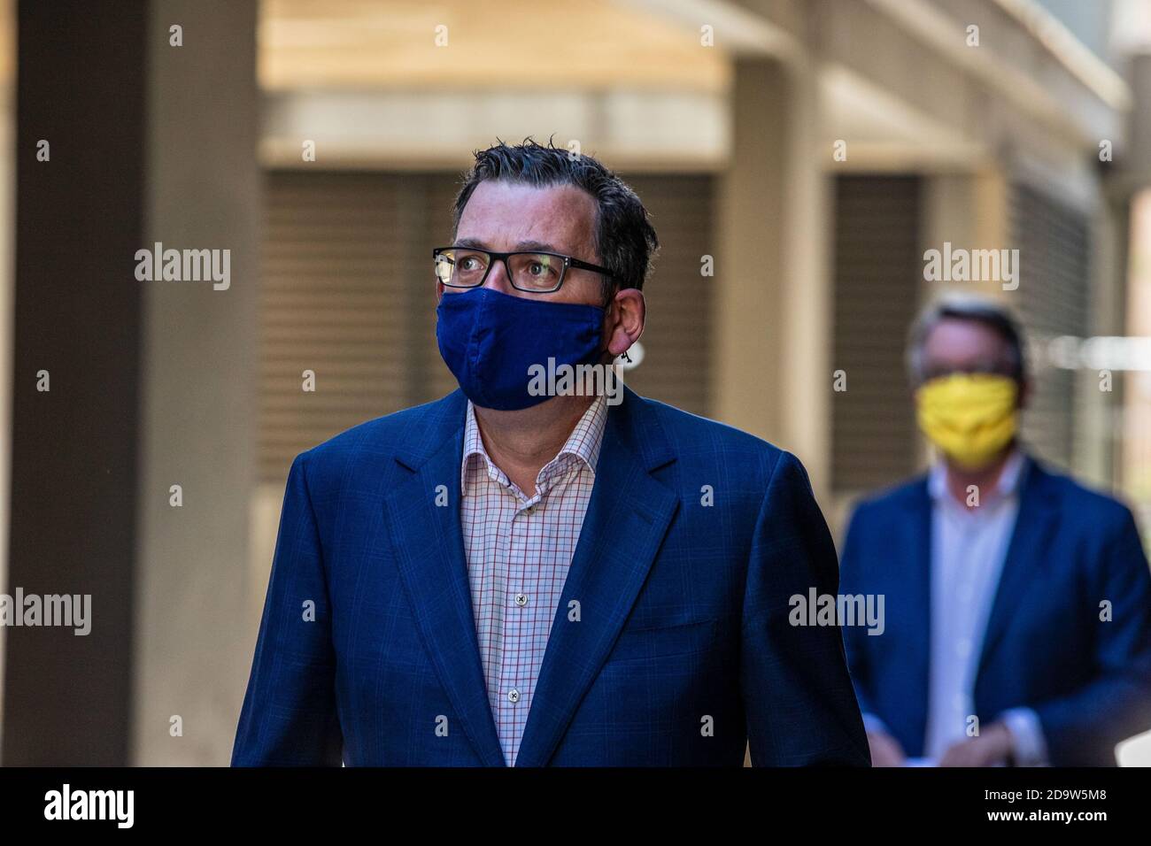 Le premier ministre Daniel Andrews et le ministre de la Santé de Victoria Martin Foley arrivent à la Chambre du Parlement pour assister à une conférence de presse. Le premier ministre Daniel Andrews a confirmé la limite de voyage de 25 kilomètres à Melbourne et l'anneau d'acier séparant la ville de la région de Victoria sera levé, dans le cadre de l'assouplissement généralisé des restrictions dans l'État. Les restrictions seront levées à partir de 11 h 59 ce soir. Banque D'Images