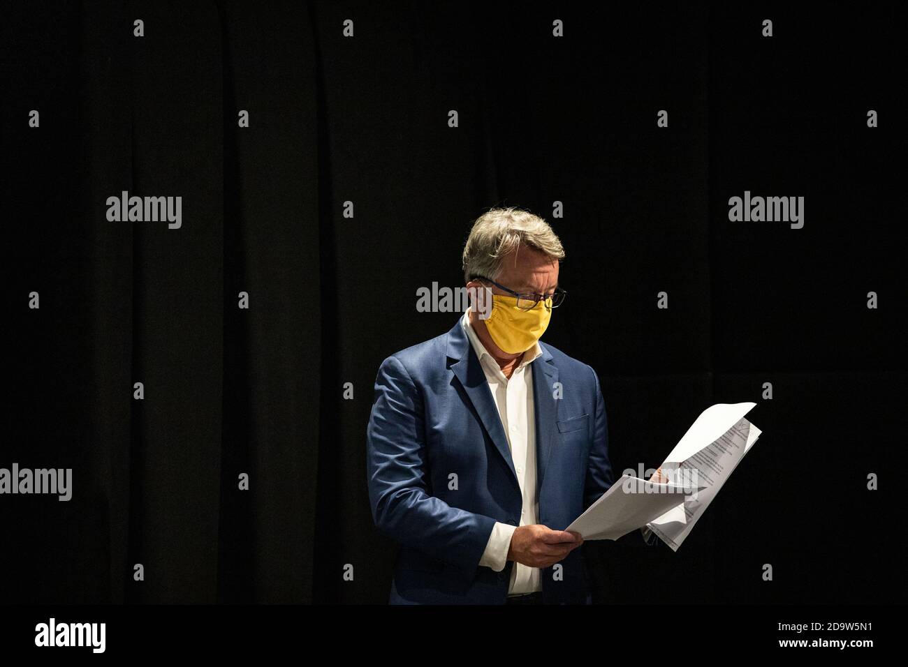 Le ministre de la Santé de Victoria Martin Foley porte un masque facial en attendant de prendre la parole lors d'une conférence de presse. Le premier ministre Daniel Andrews a confirmé la limite de voyage de 25 kilomètres à Melbourne et l'anneau d'acier séparant la ville de la région de Victoria sera levé, dans le cadre de l'assouplissement généralisé des restrictions dans l'État. Les restrictions seront levées à partir de 11 h 59 ce soir. Banque D'Images