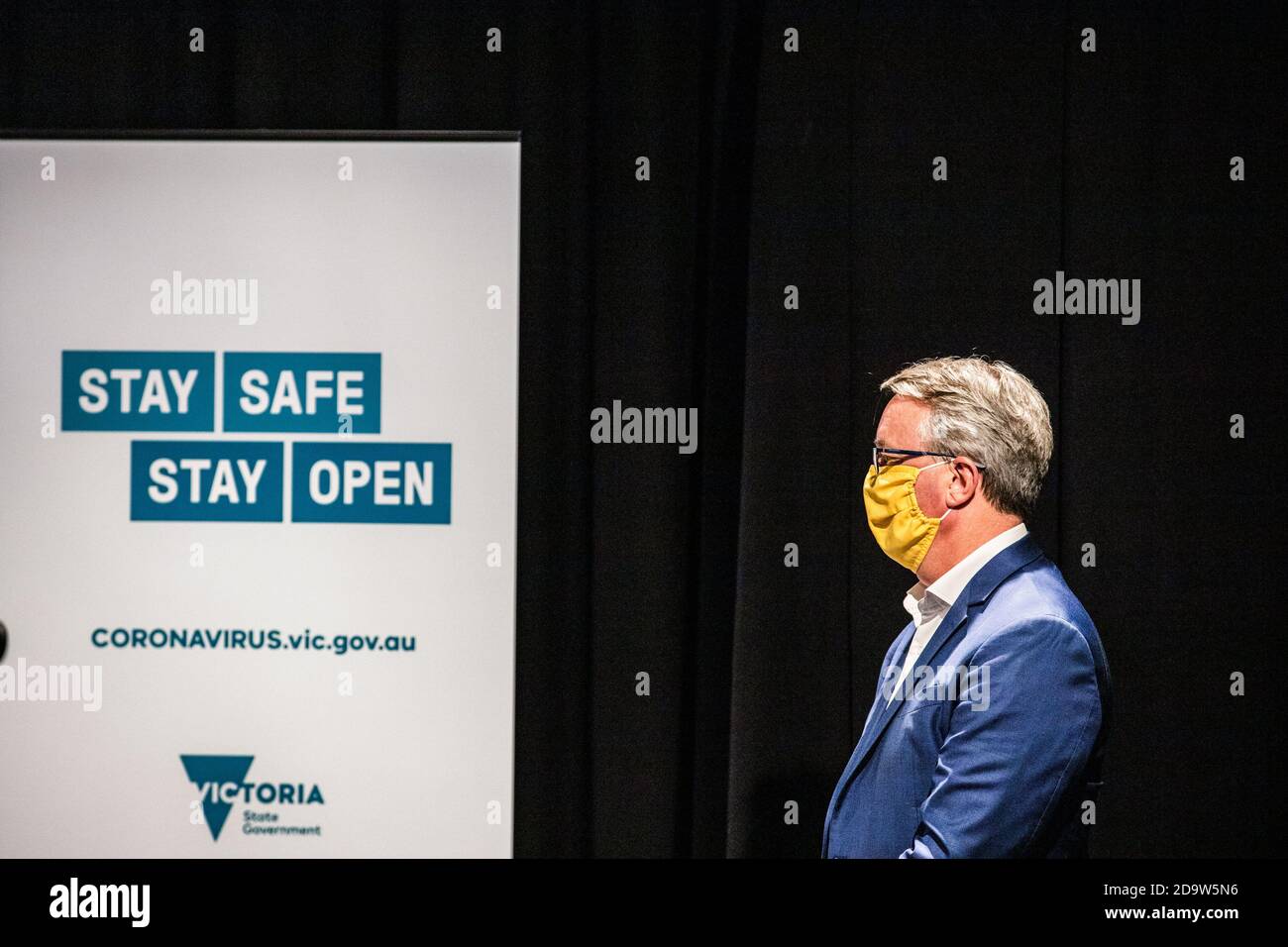 Le ministre de la Santé de Victoria Martin Foley porte un masque facial en attendant de prendre la parole lors d'une conférence de presse. Le premier ministre Daniel Andrews a confirmé la limite de voyage de 25 kilomètres à Melbourne et l'anneau d'acier séparant la ville de la région de Victoria sera levé, dans le cadre de l'assouplissement généralisé des restrictions dans l'État. Les restrictions seront levées à partir de 11 h 59 ce soir. Banque D'Images