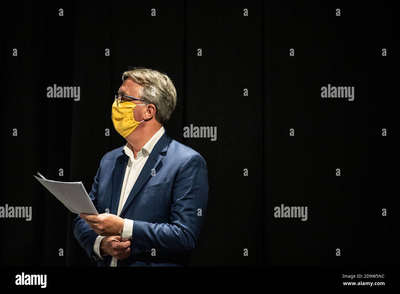 Le ministre de la Santé de Victoria Martin Foley porte un masque facial en attendant de prendre la parole lors d'une conférence de presse. Le premier ministre Daniel Andrews a confirmé la limite de voyage de 25 kilomètres à Melbourne et l'anneau d'acier séparant la ville de la région de Victoria sera levé, dans le cadre de l'assouplissement généralisé des restrictions dans l'État. Les restrictions seront levées à partir de 11 h 59 ce soir. Banque D'Images