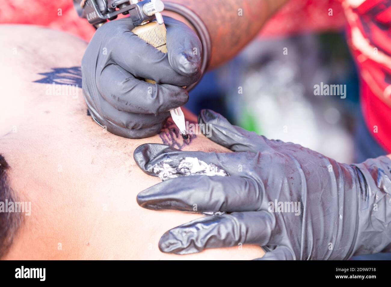 Gros plan du tracé de greffage de tatouage sur le corps à l'aide d'outils Banque D'Images