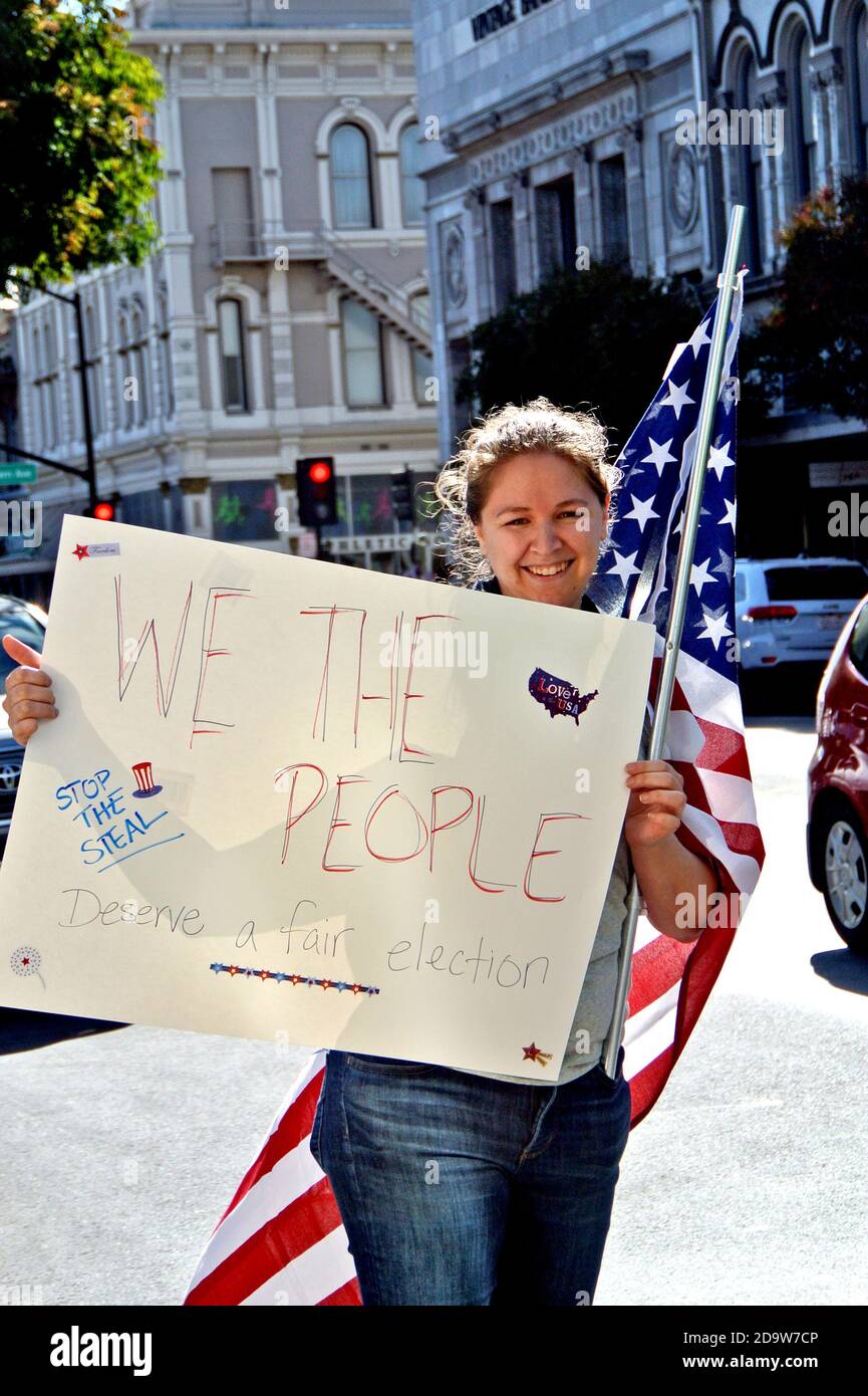 les partisans de trump proteste contre la déclaration anticipée du vainqueur du 2020° président rue petaluma Banque D'Images les partisans de trump proteste contre la déclaration anticipée du vainqueur du 2020° président rue petaluma Banque D'Images