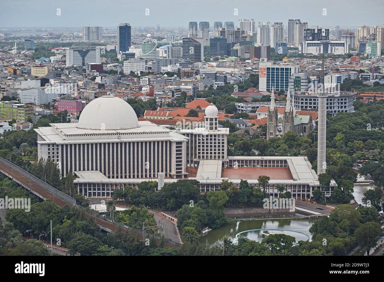 Jakarta, Indonésie, mars 2016. Vue aérienne de Masjid Istiqlal, la mosquée principale de la ville. Banque D'Images