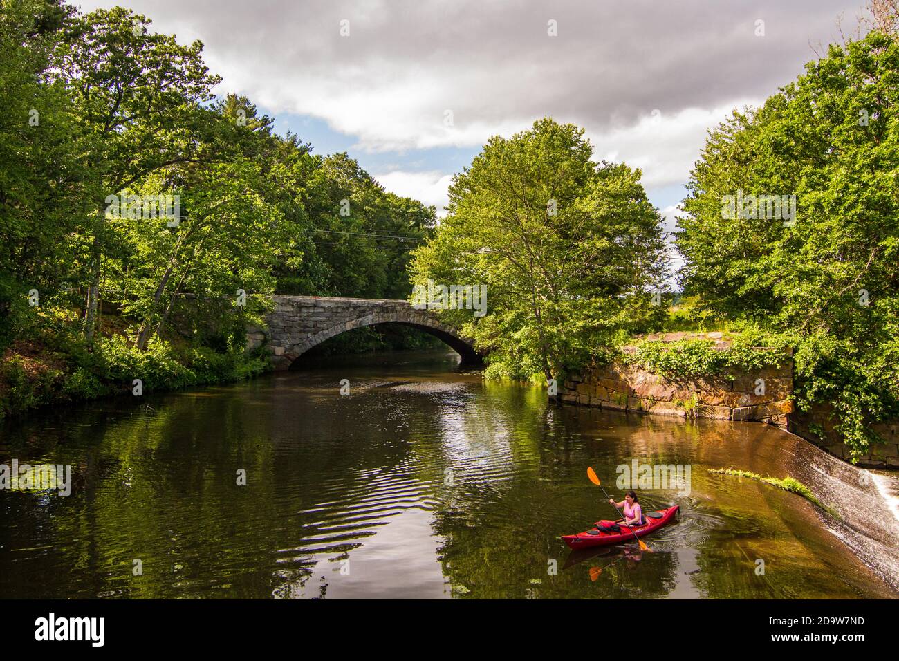 La rivière Blackstone et l'ancien pont en pierre à Uxbridge, Massachusetts Banque D'Images