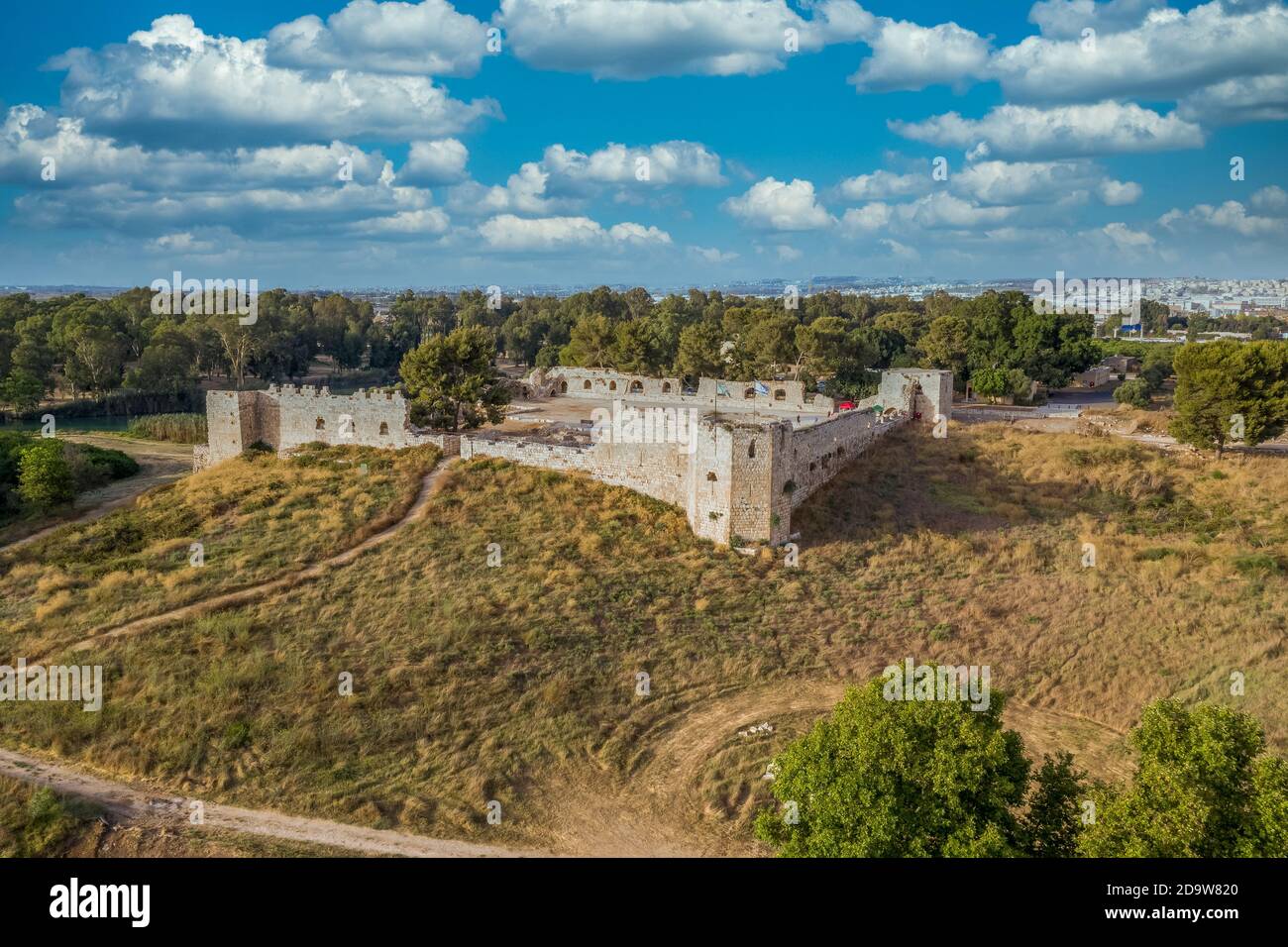 Vue aérienne de Binar Bashi ou d'Antipatris, bastion en pierre de l'époque ottomane en Israël avec disposition carrée ciel bleu ciel nuageux et sombre Banque D'Images