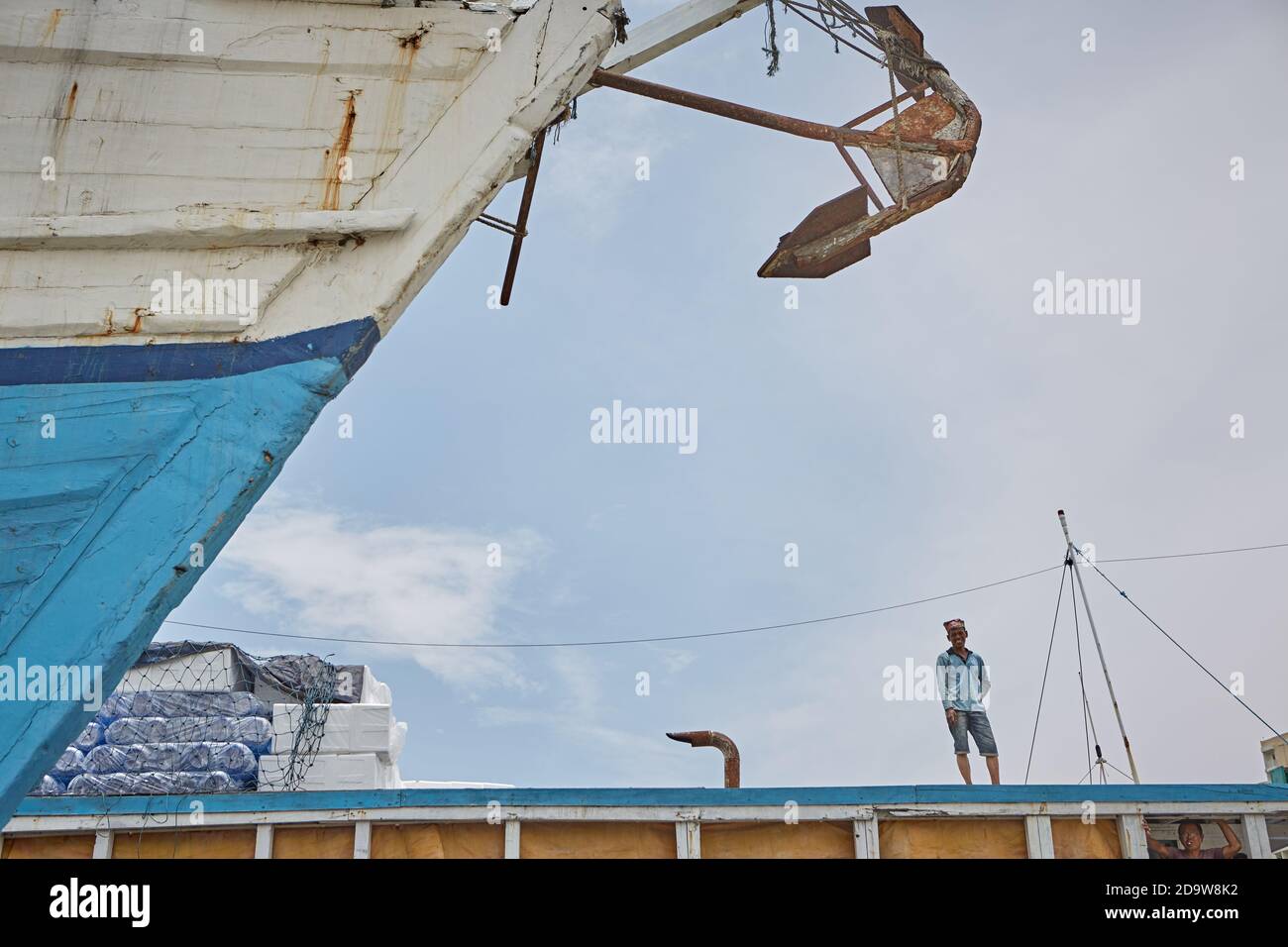 Jakarta, Indonésie, mars 2016. Marins travaillant sur les bateaux traditionnels en bois, le Pinisi, dans le port de Sunda Kelapa. Banque D'Images